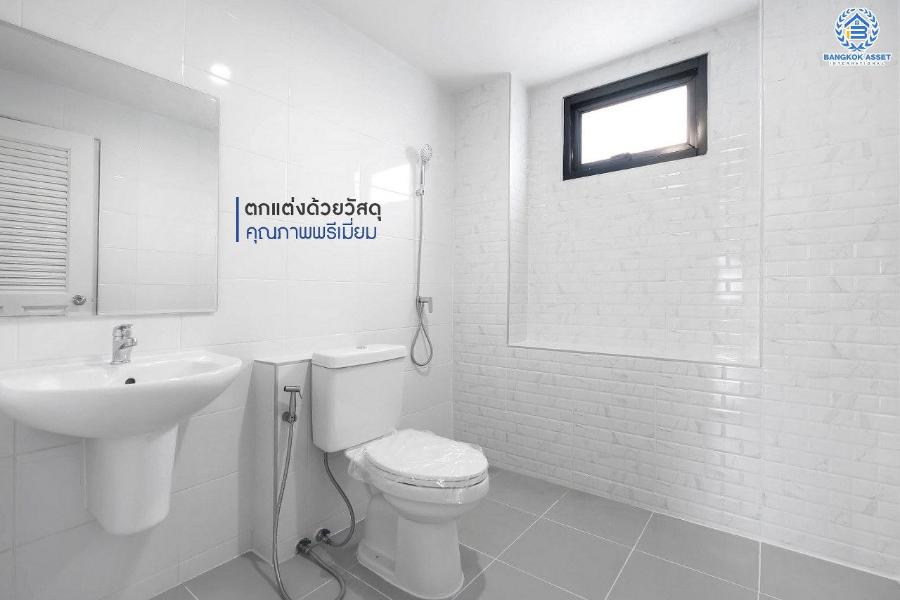 บ้านมือสองตกแต่งใหม่ ม.มณีรินทร์ รัตนาธิเบศร์ หลังใหญ่ เนื้อที่ 63 ตร.ว. ฟังก์ชั่น 3 ห้องนอน 2 ห้องน้ำ จอดรถได้ถึง 3 คัน บนทำเลศักยภาพ เดินทางสะดวกสบาย ใกล้ทางด่วนงามวงศ์วาน และเพียง 10 นาที ถึงรถไฟฟ้า "สถานีบางรักน้อยท่าอิฐ"