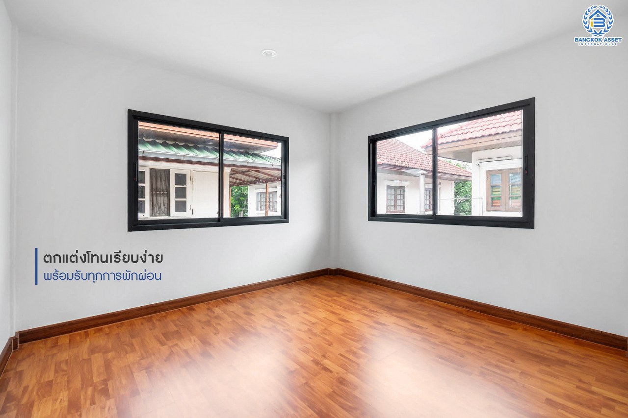 บ้านมือสองตกแต่งใหม่ ม.มณีรินทร์ รัตนาธิเบศร์ หลังใหญ่ เนื้อที่ 63 ตร.ว. ฟังก์ชั่น 3 ห้องนอน 2 ห้องน้ำ จอดรถได้ถึง 3 คัน บนทำเลศักยภาพ เดินทางสะดวกสบาย ใกล้ทางด่วนงามวงศ์วาน และเพียง 10 นาที ถึงรถไฟฟ้า "สถานีบางรักน้อยท่าอิฐ"