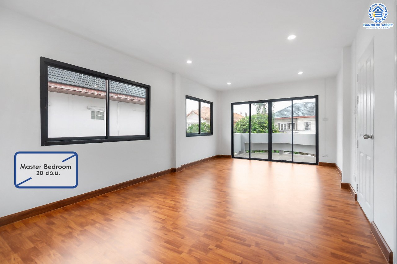 บ้านมือสองตกแต่งใหม่ ม.มณีรินทร์ รัตนาธิเบศร์ หลังใหญ่ เนื้อที่ 63 ตร.ว. ฟังก์ชั่น 3 ห้องนอน 2 ห้องน้ำ จอดรถได้ถึง 3 คัน บนทำเลศักยภาพ เดินทางสะดวกสบาย ใกล้ทางด่วนงามวงศ์วาน และเพียง 10 นาที ถึงรถไฟฟ้า "สถานีบางรักน้อยท่าอิฐ"