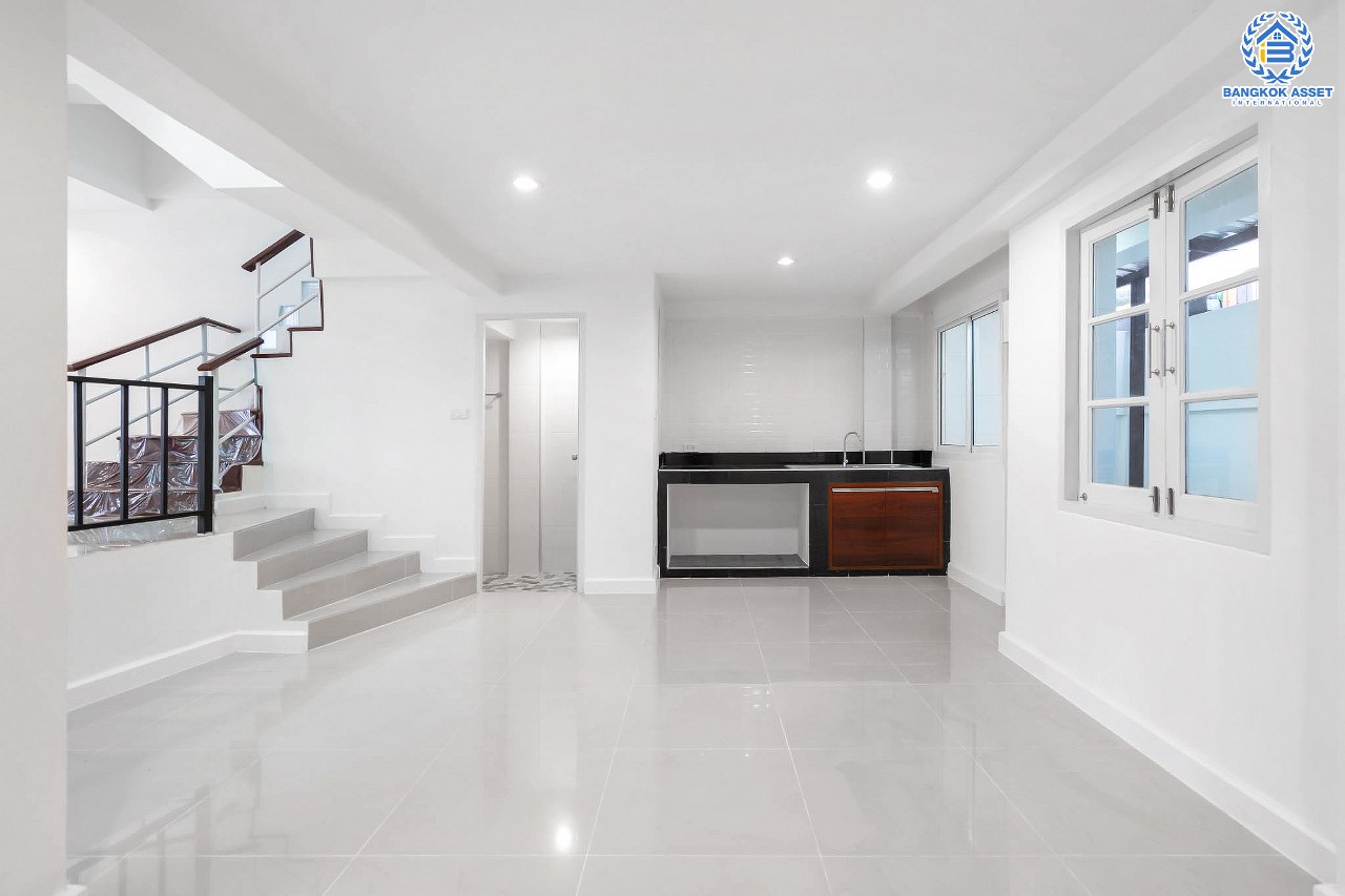 บ้านมือสองตกแต่งใหม่ หลังใหญ่ เล่นระดับ ม.เศรณี ดอนเมือง-สรงประภา เนื้อที่ 25.2 ตร.ว. ฟังก์ชั่นจัดเต็ม 4 ห้องนอน 3 ห้องน้ำ ตอบโจทย์ครอบครัวใหญ่ มีความเป็นส่วนตัว เดินทางเข้าสู่ใจกลางเมืองได้อย่างสะดวกสบาย ใกล้สนามบินดอนเมือง ทางด่วนศรีสมาน และรถไฟฟ้าสายสีแดง...