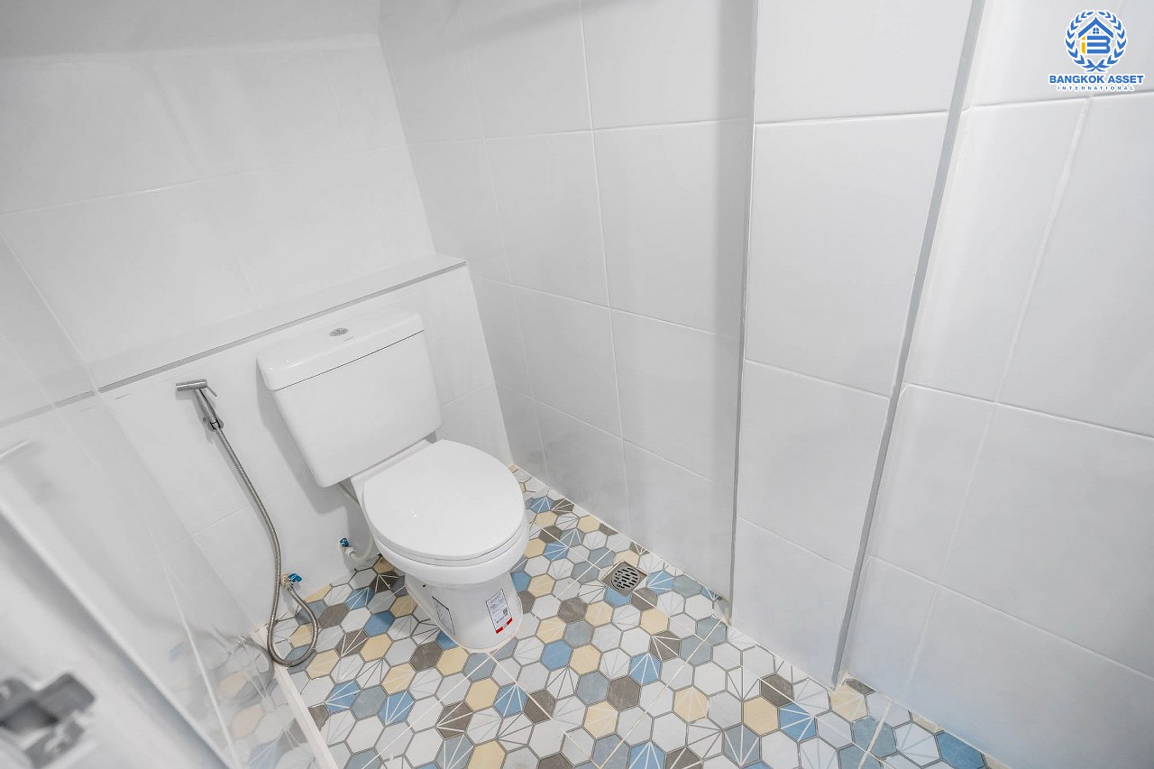 บ้านมือสองตกแต่งใหม่ หลังใหญ่ เล่นระดับ ม.เศรณี ดอนเมือง-สรงประภา เนื้อที่ 25.2 ตร.ว. ฟังก์ชั่นจัดเต็ม 4 ห้องนอน 3 ห้องน้ำ ตอบโจทย์ครอบครัวใหญ่ มีความเป็นส่วนตัว เดินทางเข้าสู่ใจกลางเมืองได้อย่างสะดวกสบาย ใกล้สนามบินดอนเมือง ทางด่วนศรีสมาน และรถไฟฟ้าสายสีแดง...