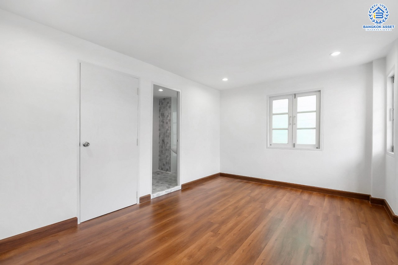 บ้านมือสองตกแต่งใหม่ หลังใหญ่ เล่นระดับ ม.เศรณี ดอนเมือง-สรงประภา เนื้อที่ 25.2 ตร.ว. ฟังก์ชั่นจัดเต็ม 4 ห้องนอน 3 ห้องน้ำ ตอบโจทย์ครอบครัวใหญ่ มีความเป็นส่วนตัว เดินทางเข้าสู่ใจกลางเมืองได้อย่างสะดวกสบาย ใกล้สนามบินดอนเมือง ทางด่วนศรีสมาน และรถไฟฟ้าสายสีแดง...