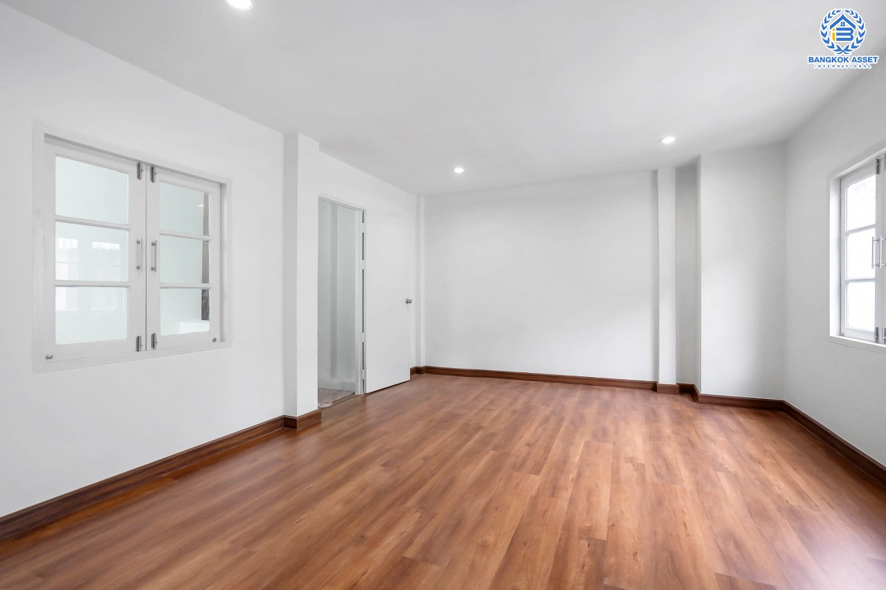 บ้านมือสองตกแต่งใหม่ หลังใหญ่ เล่นระดับ ม.เศรณี ดอนเมือง-สรงประภา เนื้อที่ 25.2 ตร.ว. ฟังก์ชั่นจัดเต็ม 4 ห้องนอน 3 ห้องน้ำ ตอบโจทย์ครอบครัวใหญ่ มีความเป็นส่วนตัว เดินทางเข้าสู่ใจกลางเมืองได้อย่างสะดวกสบาย ใกล้สนามบินดอนเมือง ทางด่วนศรีสมาน และรถไฟฟ้าสายสีแดง...