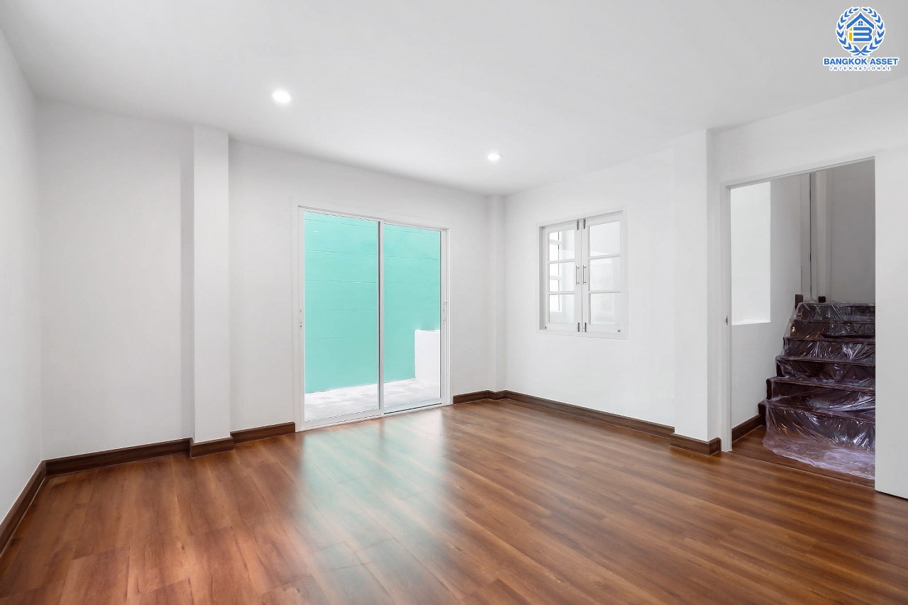 บ้านมือสองตกแต่งใหม่ หลังใหญ่ เล่นระดับ ม.เศรณี ดอนเมือง-สรงประภา เนื้อที่ 25.2 ตร.ว. ฟังก์ชั่นจัดเต็ม 4 ห้องนอน 3 ห้องน้ำ ตอบโจทย์ครอบครัวใหญ่ มีความเป็นส่วนตัว เดินทางเข้าสู่ใจกลางเมืองได้อย่างสะดวกสบาย ใกล้สนามบินดอนเมือง ทางด่วนศรีสมาน และรถไฟฟ้าสายสีแดง...