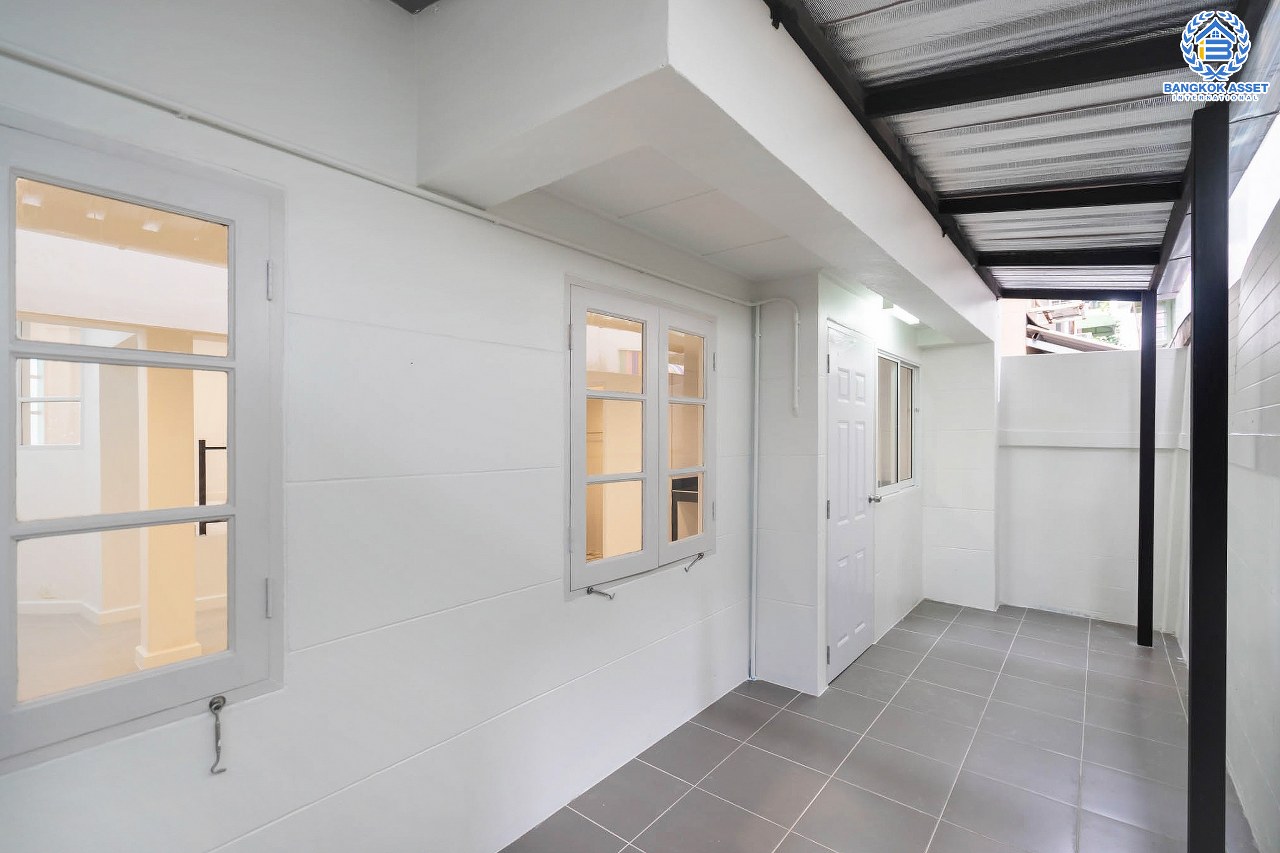 บ้านมือสองตกแต่งใหม่ หลังใหญ่ เล่นระดับ ม.เศรณี ดอนเมือง-สรงประภา เนื้อที่ 25.2 ตร.ว. ฟังก์ชั่นจัดเต็ม 4 ห้องนอน 3 ห้องน้ำ ตอบโจทย์ครอบครัวใหญ่ มีความเป็นส่วนตัว เดินทางเข้าสู่ใจกลางเมืองได้อย่างสะดวกสบาย ใกล้สนามบินดอนเมือง ทางด่วนศรีสมาน และรถไฟฟ้าสายสีแดง...