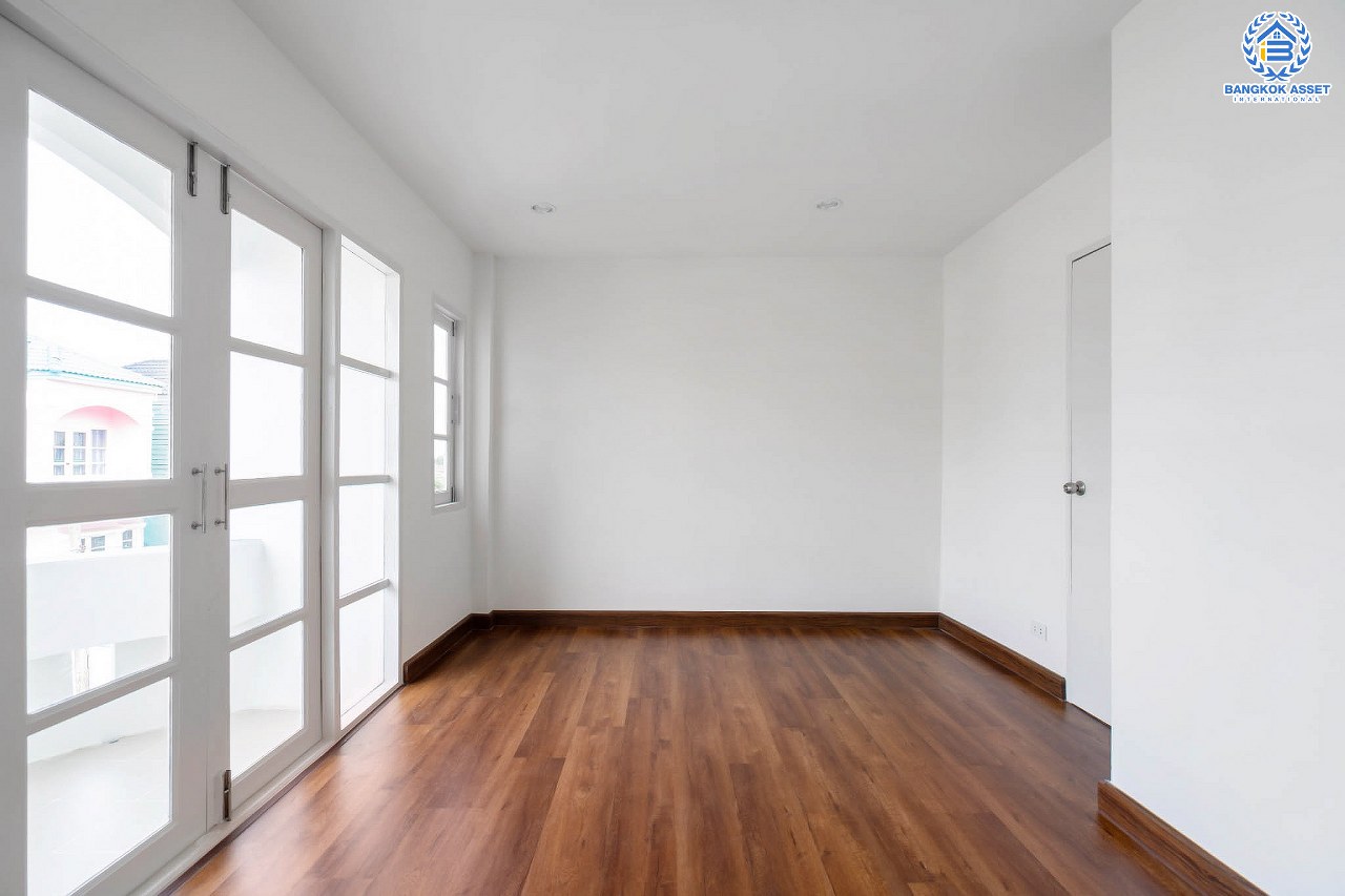 บ้านมือสองตกแต่งใหม่ หลังใหญ่ เล่นระดับ ม.เศรณี ดอนเมือง-สรงประภา เนื้อที่ 25.2 ตร.ว. ฟังก์ชั่นจัดเต็ม 4 ห้องนอน 3 ห้องน้ำ ตอบโจทย์ครอบครัวใหญ่ มีความเป็นส่วนตัว เดินทางเข้าสู่ใจกลางเมืองได้อย่างสะดวกสบาย ใกล้สนามบินดอนเมือง ทางด่วนศรีสมาน และรถไฟฟ้าสายสีแดง...