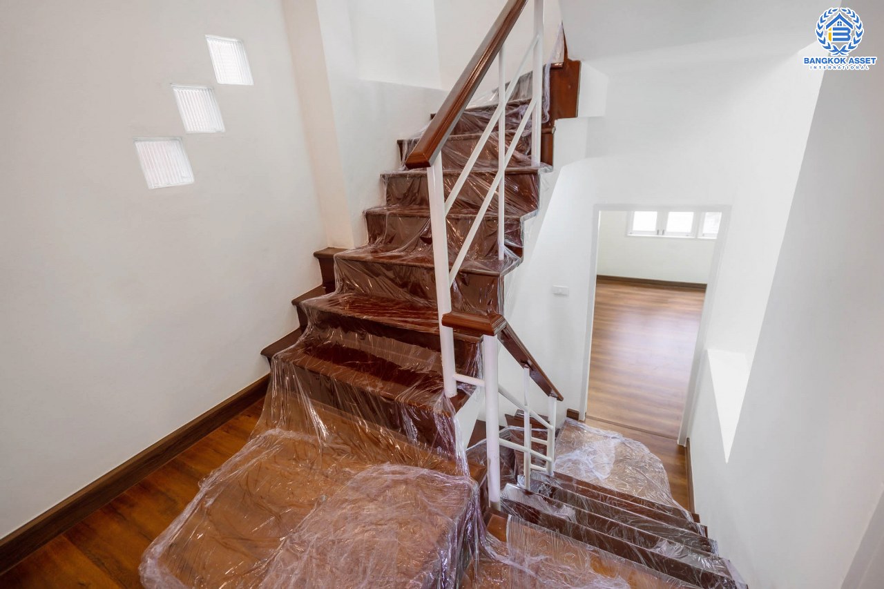 บ้านมือสองตกแต่งใหม่ หลังใหญ่ เล่นระดับ ม.เศรณี ดอนเมือง-สรงประภา เนื้อที่ 25.2 ตร.ว. ฟังก์ชั่นจัดเต็ม 4 ห้องนอน 3 ห้องน้ำ ตอบโจทย์ครอบครัวใหญ่ มีความเป็นส่วนตัว เดินทางเข้าสู่ใจกลางเมืองได้อย่างสะดวกสบาย ใกล้สนามบินดอนเมือง ทางด่วนศรีสมาน และรถไฟฟ้าสายสีแดง...