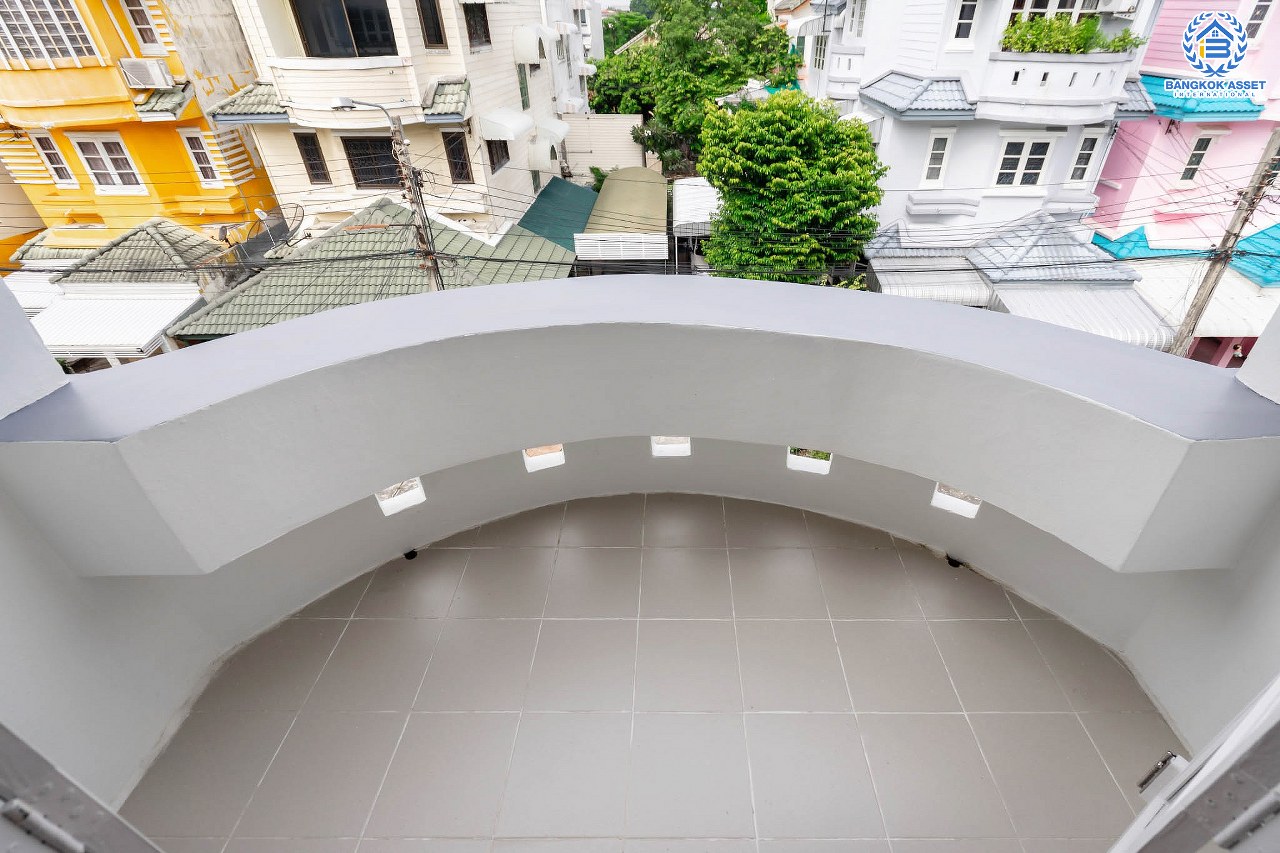 บ้านมือสองตกแต่งใหม่ หลังใหญ่ เล่นระดับ ม.เศรณี ดอนเมือง-สรงประภา เนื้อที่ 25.2 ตร.ว. ฟังก์ชั่นจัดเต็ม 4 ห้องนอน 3 ห้องน้ำ ตอบโจทย์ครอบครัวใหญ่ มีความเป็นส่วนตัว เดินทางเข้าสู่ใจกลางเมืองได้อย่างสะดวกสบาย ใกล้สนามบินดอนเมือง ทางด่วนศรีสมาน และรถไฟฟ้าสายสีแดง...