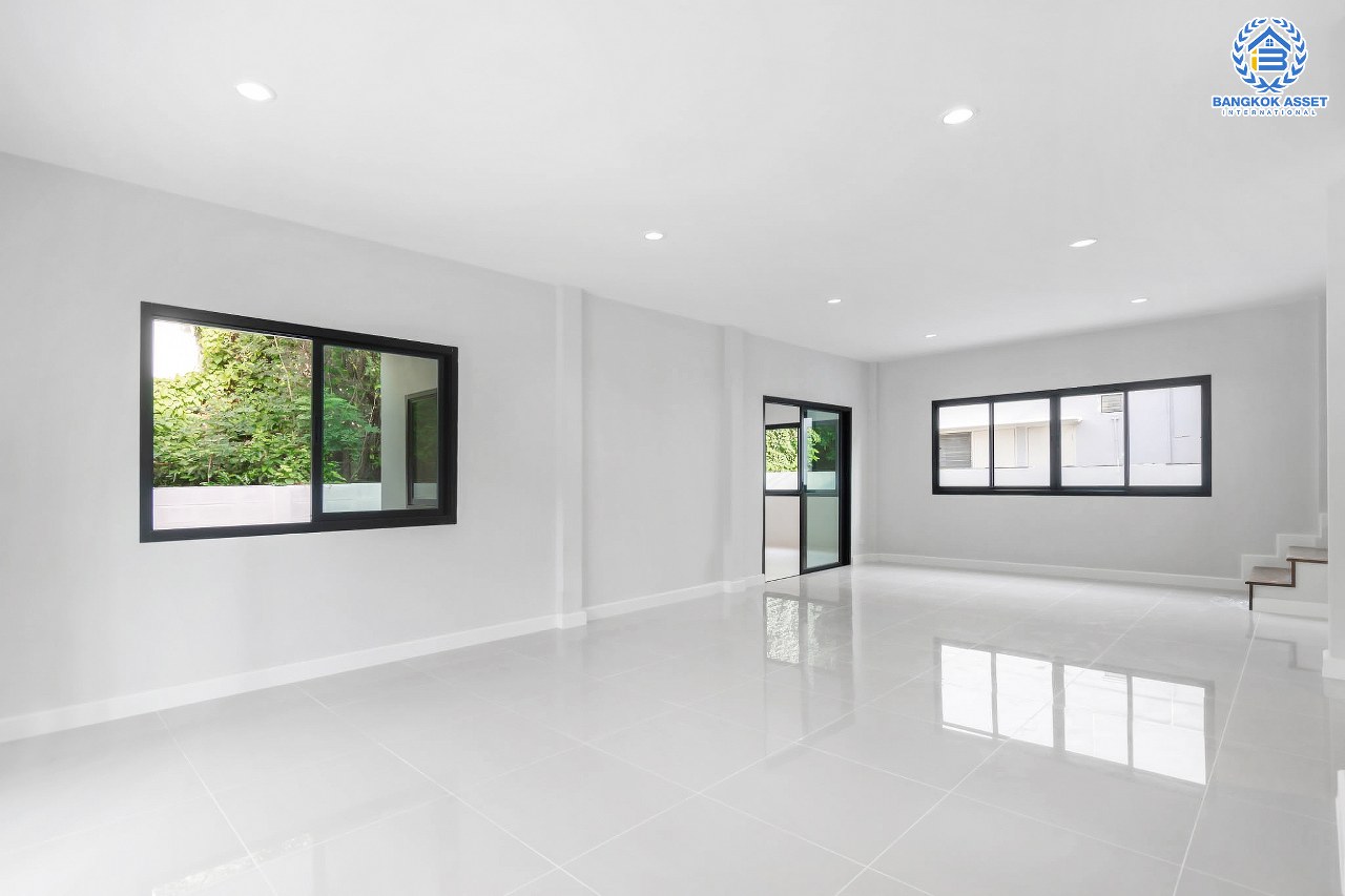 บ้านมือสองตกแต่งใหม่ หลังใหญ่พิเศษ เนื้อที่ 76.5 ตร.ว. ม.กฤษดานคร12 พุทธมณฑลสาย1 ดีไซน์สุดโดดเด่น ฟังก์ชั่นจัดเต็ม 4 ห้องนอน 4 ห้องน้ำ พื้นที่ใช้สอยกว่า 285 ตร.ม. บนทำเลศักยภาพ เชื่อมต่อหลายเส้นทางหลัก เพียง 5 นาทีถึงทางด่วน "ศรีรัช" ใกล้แหล่ง Community Mall ชั้นนำมากมาย