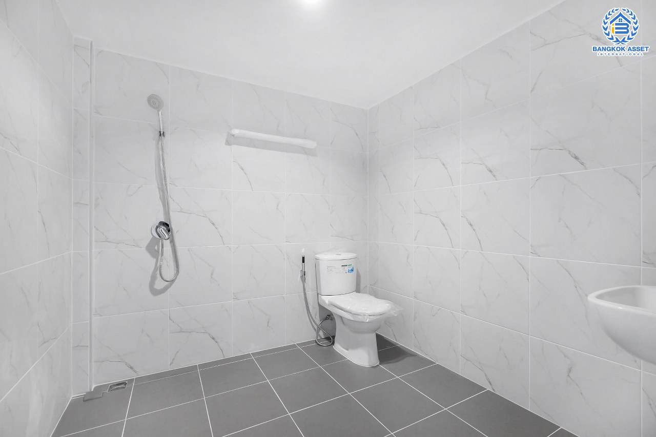 บ้านมือสองตกแต่งใหม่ หลังใหญ่พิเศษ เนื้อที่ 76.5 ตร.ว. ม.กฤษดานคร12 พุทธมณฑลสาย1 ดีไซน์สุดโดดเด่น ฟังก์ชั่นจัดเต็ม 4 ห้องนอน 4 ห้องน้ำ พื้นที่ใช้สอยกว่า 285 ตร.ม. บนทำเลศักยภาพ เชื่อมต่อหลายเส้นทางหลัก เพียง 5 นาทีถึงทางด่วน "ศรีรัช" ใกล้แหล่ง Community Mall ชั้นนำมากมาย