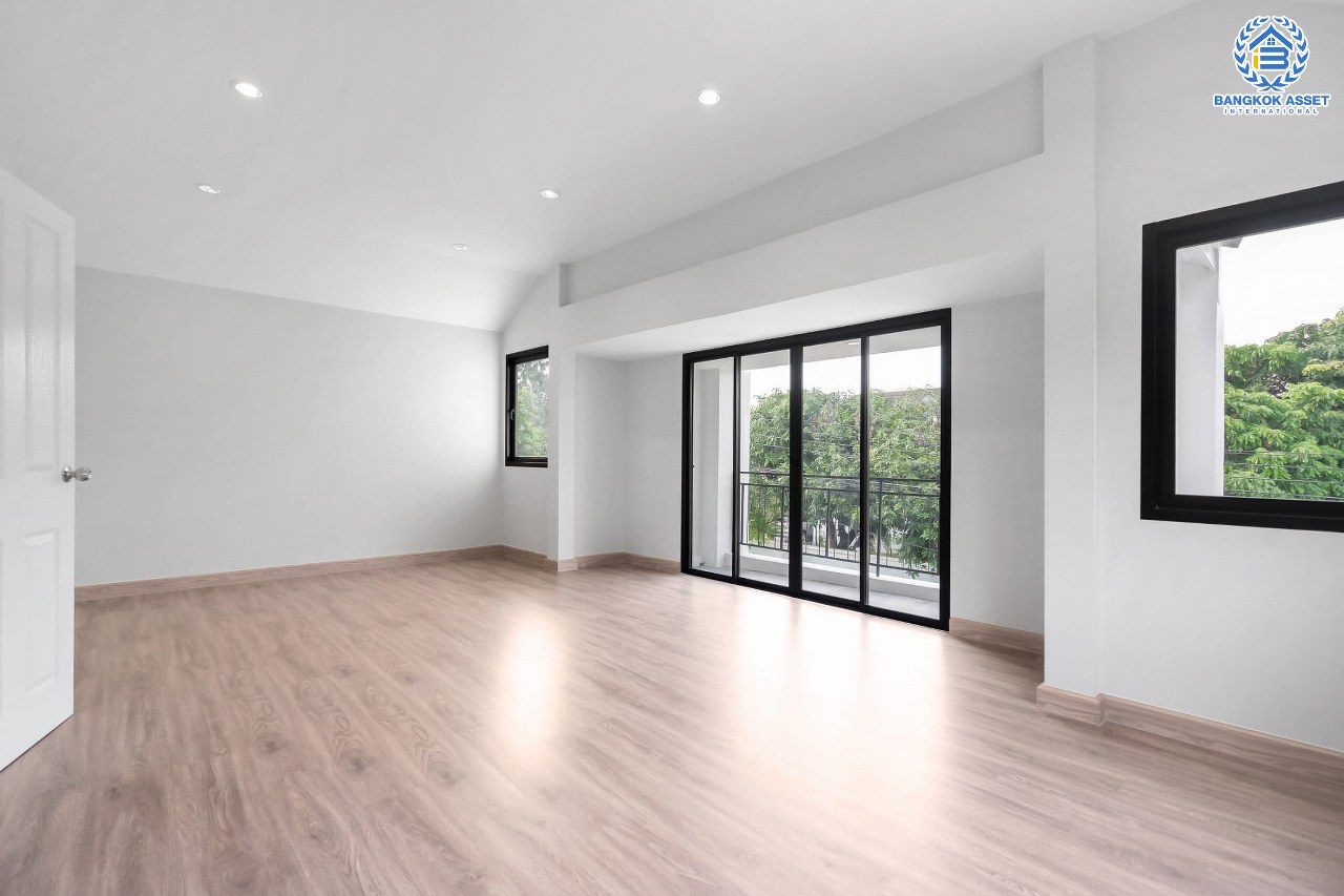 บ้านมือสองตกแต่งใหม่ หลังใหญ่พิเศษ เนื้อที่ 76.5 ตร.ว. ม.กฤษดานคร12 พุทธมณฑลสาย1 ดีไซน์สุดโดดเด่น ฟังก์ชั่นจัดเต็ม 4 ห้องนอน 4 ห้องน้ำ พื้นที่ใช้สอยกว่า 285 ตร.ม. บนทำเลศักยภาพ เชื่อมต่อหลายเส้นทางหลัก เพียง 5 นาทีถึงทางด่วน "ศรีรัช" ใกล้แหล่ง Community Mall ชั้นนำมากมาย