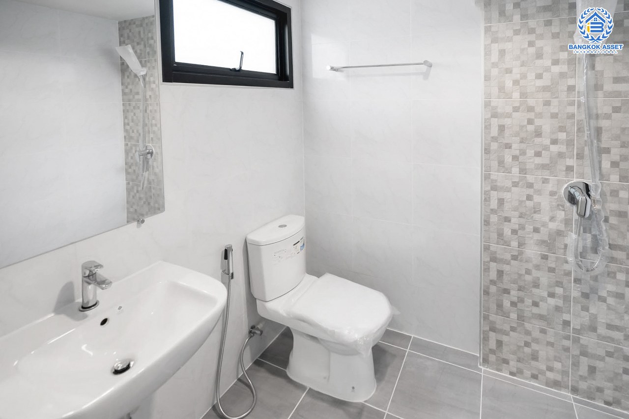 บ้านมือสองตกแต่งใหม่ หลังใหญ่พิเศษ เนื้อที่ 76.5 ตร.ว. ม.กฤษดานคร12 พุทธมณฑลสาย1 ดีไซน์สุดโดดเด่น ฟังก์ชั่นจัดเต็ม 4 ห้องนอน 4 ห้องน้ำ พื้นที่ใช้สอยกว่า 285 ตร.ม. บนทำเลศักยภาพ เชื่อมต่อหลายเส้นทางหลัก เพียง 5 นาทีถึงทางด่วน "ศรีรัช" ใกล้แหล่ง Community Mall ชั้นนำมากมาย