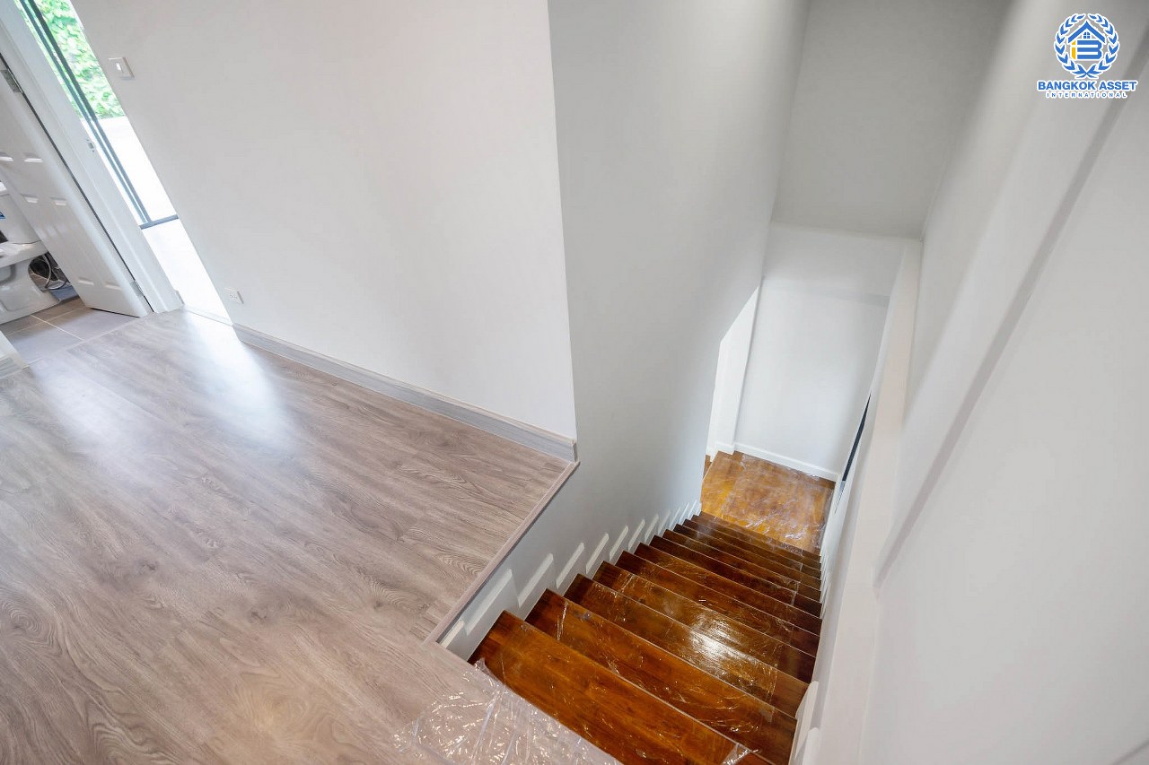 บ้านมือสองตกแต่งใหม่ หลังใหญ่พิเศษ เนื้อที่ 76.5 ตร.ว. ม.กฤษดานคร12 พุทธมณฑลสาย1 ดีไซน์สุดโดดเด่น ฟังก์ชั่นจัดเต็ม 4 ห้องนอน 4 ห้องน้ำ พื้นที่ใช้สอยกว่า 285 ตร.ม. บนทำเลศักยภาพ เชื่อมต่อหลายเส้นทางหลัก เพียง 5 นาทีถึงทางด่วน "ศรีรัช" ใกล้แหล่ง Community Mall ชั้นนำมากมาย