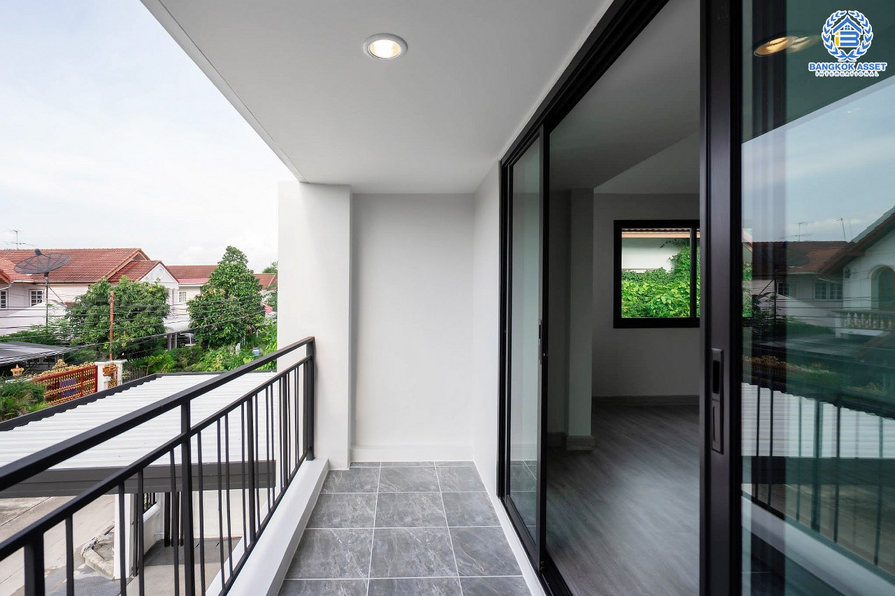 บ้านมือสองตกแต่งใหม่ หลังใหญ่พิเศษ เนื้อที่ 76.5 ตร.ว. ม.กฤษดานคร12 พุทธมณฑลสาย1 ดีไซน์สุดโดดเด่น ฟังก์ชั่นจัดเต็ม 4 ห้องนอน 4 ห้องน้ำ พื้นที่ใช้สอยกว่า 285 ตร.ม. บนทำเลศักยภาพ เชื่อมต่อหลายเส้นทางหลัก เพียง 5 นาทีถึงทางด่วน "ศรีรัช" ใกล้แหล่ง Community Mall ชั้นนำมากมาย