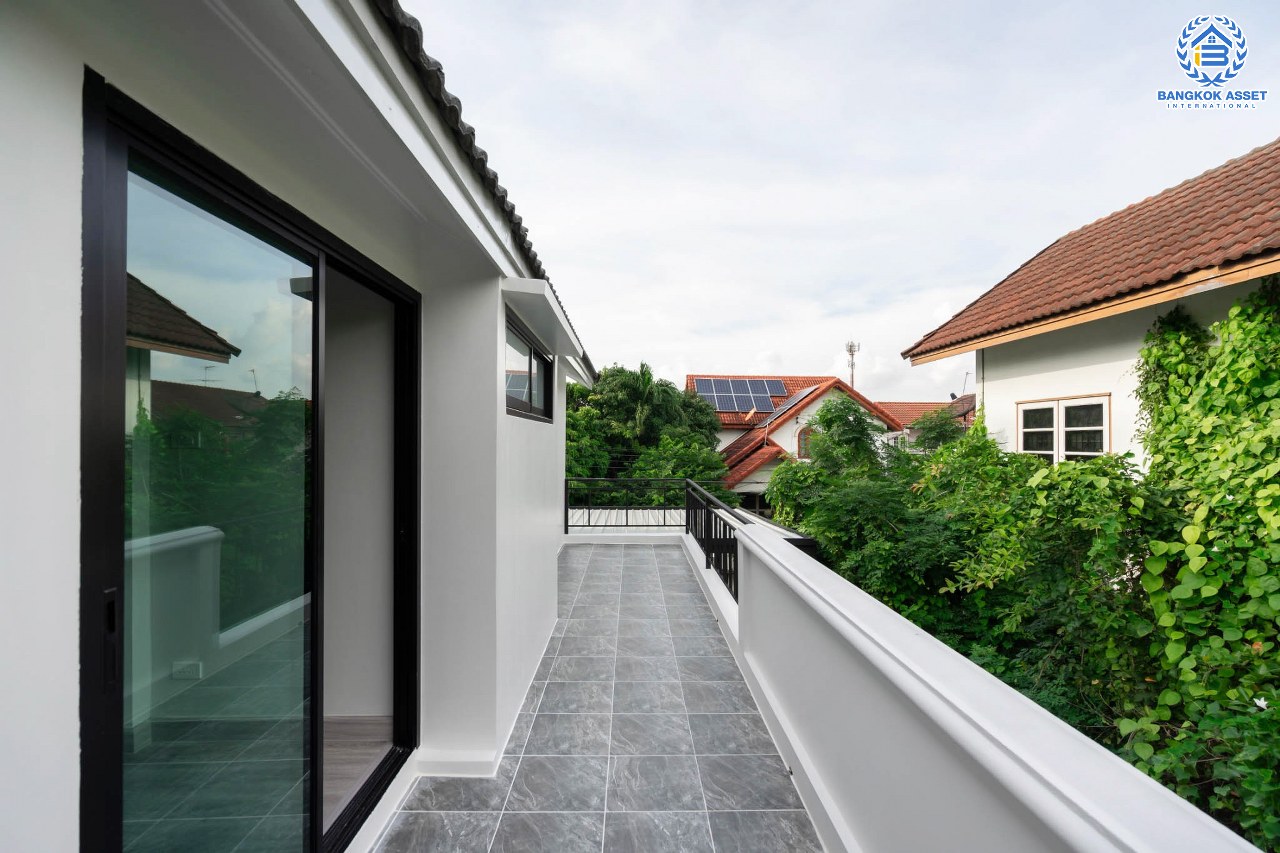 บ้านมือสองตกแต่งใหม่ หลังใหญ่พิเศษ เนื้อที่ 76.5 ตร.ว. ม.กฤษดานคร12 พุทธมณฑลสาย1 ดีไซน์สุดโดดเด่น ฟังก์ชั่นจัดเต็ม 4 ห้องนอน 4 ห้องน้ำ พื้นที่ใช้สอยกว่า 285 ตร.ม. บนทำเลศักยภาพ เชื่อมต่อหลายเส้นทางหลัก เพียง 5 นาทีถึงทางด่วน "ศรีรัช" ใกล้แหล่ง Community Mall ชั้นนำมากมาย