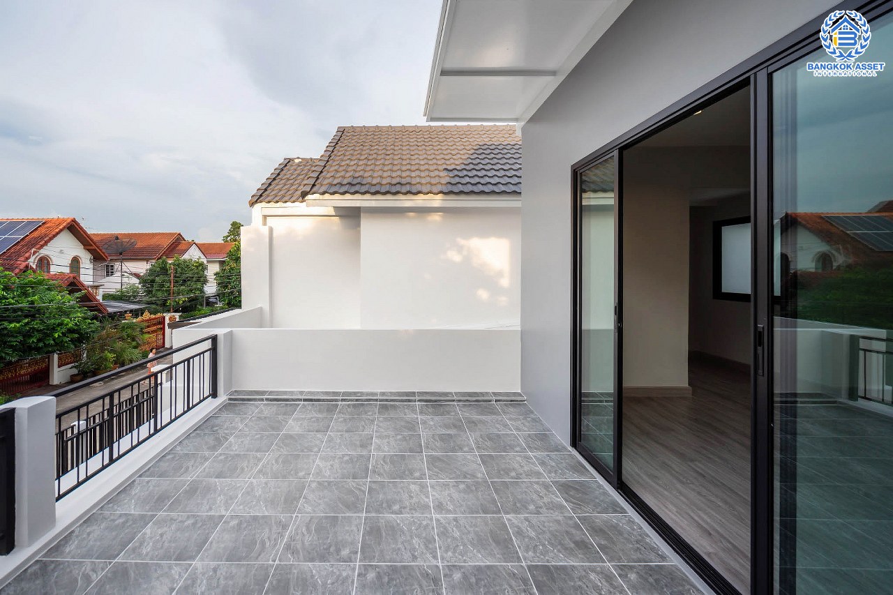 บ้านมือสองตกแต่งใหม่ หลังใหญ่พิเศษ เนื้อที่ 76.5 ตร.ว. ม.กฤษดานคร12 พุทธมณฑลสาย1 ดีไซน์สุดโดดเด่น ฟังก์ชั่นจัดเต็ม 4 ห้องนอน 4 ห้องน้ำ พื้นที่ใช้สอยกว่า 285 ตร.ม. บนทำเลศักยภาพ เชื่อมต่อหลายเส้นทางหลัก เพียง 5 นาทีถึงทางด่วน "ศรีรัช" ใกล้แหล่ง Community Mall ชั้นนำมากมาย