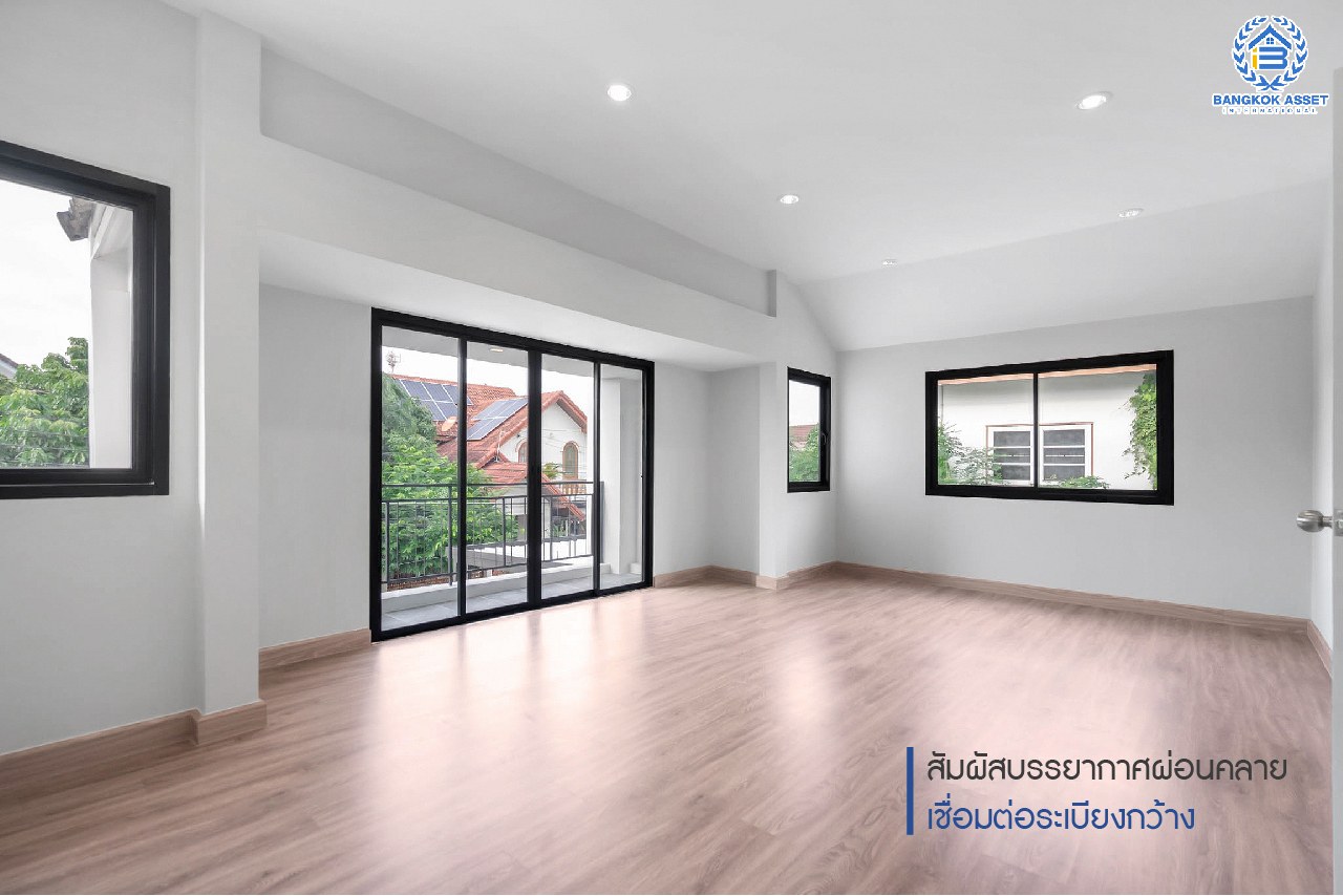 บ้านมือสองตกแต่งใหม่ หลังใหญ่พิเศษ เนื้อที่ 76.5 ตร.ว. ม.กฤษดานคร12 พุทธมณฑลสาย1 ดีไซน์สุดโดดเด่น ฟังก์ชั่นจัดเต็ม 4 ห้องนอน 4 ห้องน้ำ พื้นที่ใช้สอยกว่า 285 ตร.ม. บนทำเลศักยภาพ เชื่อมต่อหลายเส้นทางหลัก เพียง 5 นาทีถึงทางด่วน "ศรีรัช" ใกล้แหล่ง Community Mall ชั้นนำมากมาย