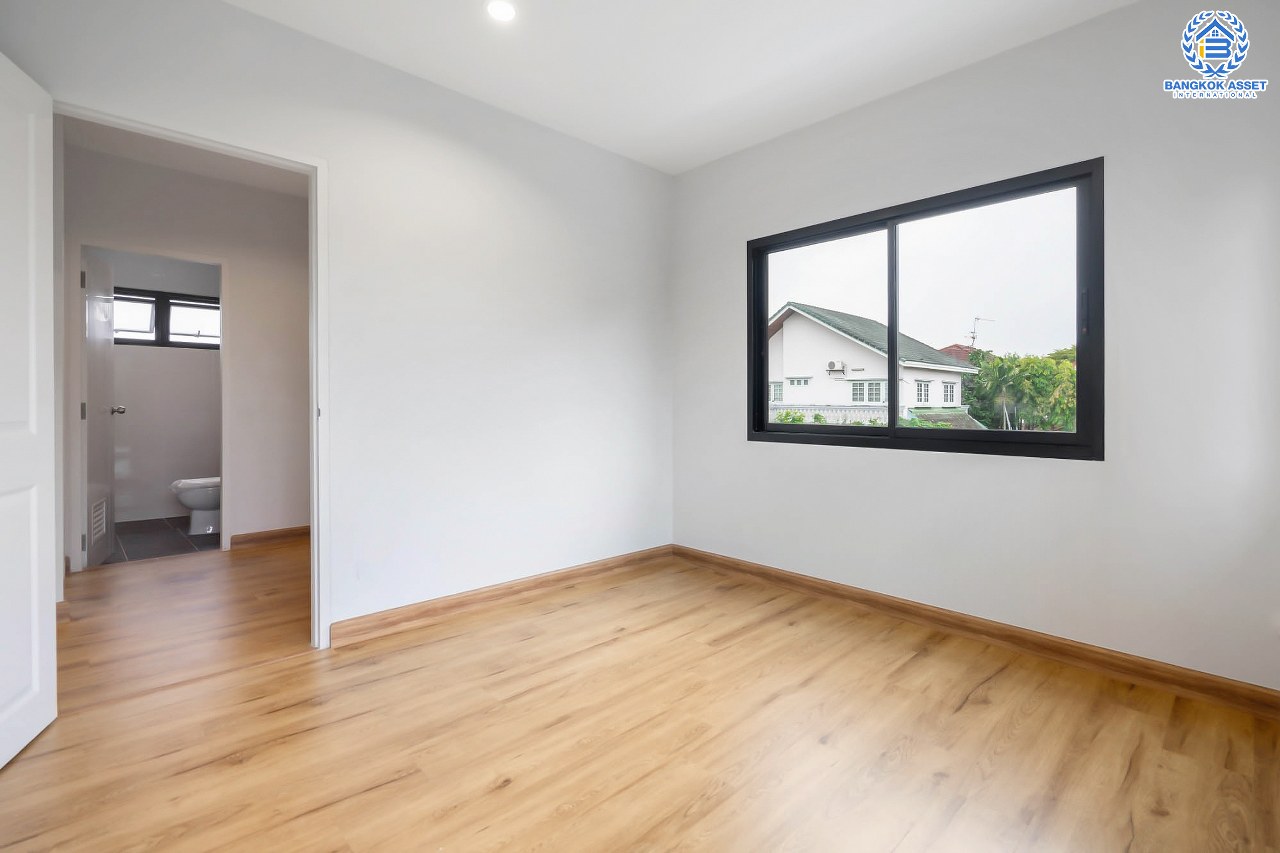 บ้านมือสองตกแต่งใหม่ ม.กฤษดานคร20 ปิ่นเกล้า ติดถนนบรมราชชนนี Private Zone ข้างบ้านไม่ติดใคร เนื้อที่ 61 ตร.ว. ฟังก์ชั่น 3 ห้องนอน 2 ห้องน้ำ 2 ที่จอดรถ พร้อม Terrace กว้างขวาง บนทำเลใกล้ทางคู่ขนานลอยฟ้าบรมราชชนนี และเซ็นทรัลปิ่นเกล้า...