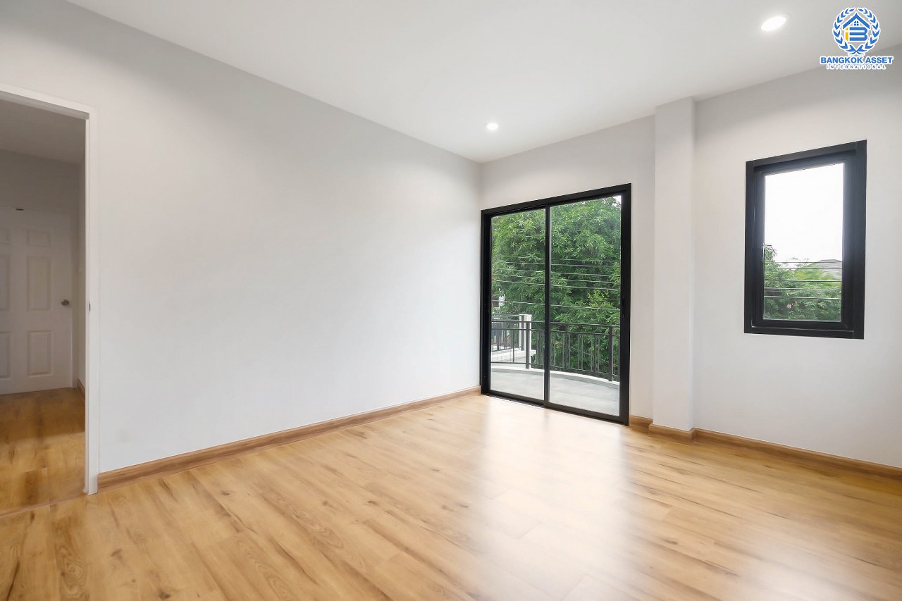 บ้านมือสองตกแต่งใหม่ ม.กฤษดานคร20 ปิ่นเกล้า ติดถนนบรมราชชนนี Private Zone ข้างบ้านไม่ติดใคร เนื้อที่ 61 ตร.ว. ฟังก์ชั่น 3 ห้องนอน 2 ห้องน้ำ 2 ที่จอดรถ พร้อม Terrace กว้างขวาง บนทำเลใกล้ทางคู่ขนานลอยฟ้าบรมราชชนนี และเซ็นทรัลปิ่นเกล้า...