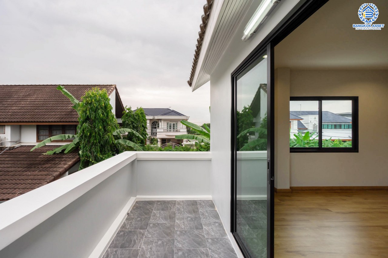 บ้านมือสองตกแต่งใหม่ ม.กฤษดานคร20 ปิ่นเกล้า ติดถนนบรมราชชนนี Private Zone ข้างบ้านไม่ติดใคร เนื้อที่ 61 ตร.ว. ฟังก์ชั่น 3 ห้องนอน 2 ห้องน้ำ 2 ที่จอดรถ พร้อม Terrace กว้างขวาง บนทำเลใกล้ทางคู่ขนานลอยฟ้าบรมราชชนนี และเซ็นทรัลปิ่นเกล้า...