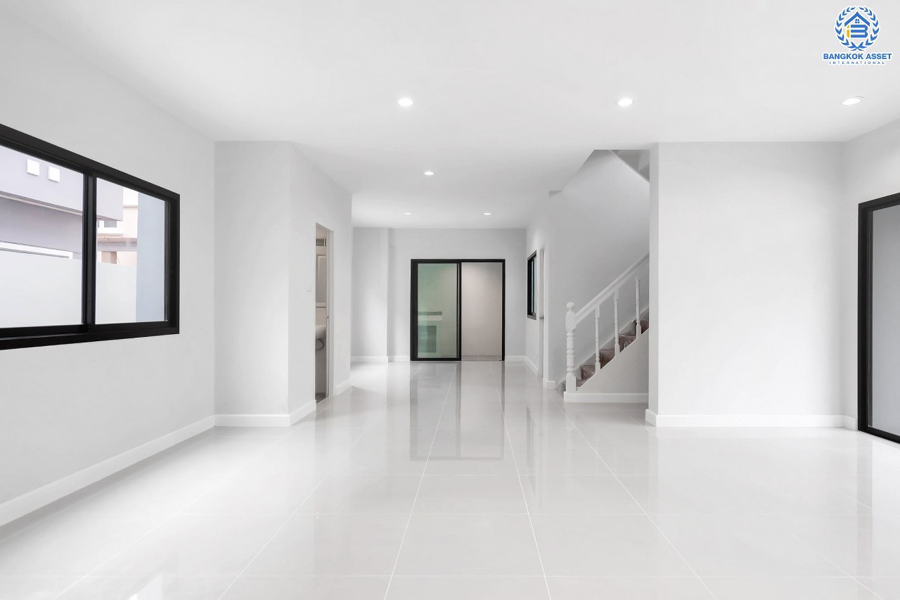 บ้านมือสองตกแต่งใหม่ ม.คุณาลัย บางใหญ่-เซ็นทรัลเวสต์เกต พร้อมทุกการเข้าอยู่ เนื้อที่ 52.6 ตร.ว. ฟังก์ชั่น 3 ห้องนอน 2 ห้องน้ำ สามารถจอดรถได้ 4 คัน บนทำเลเดินทางสะดวก ติดถนนใหญ่ ใกล้รถไฟฟ้า "สถานีคลองบางไผ่"