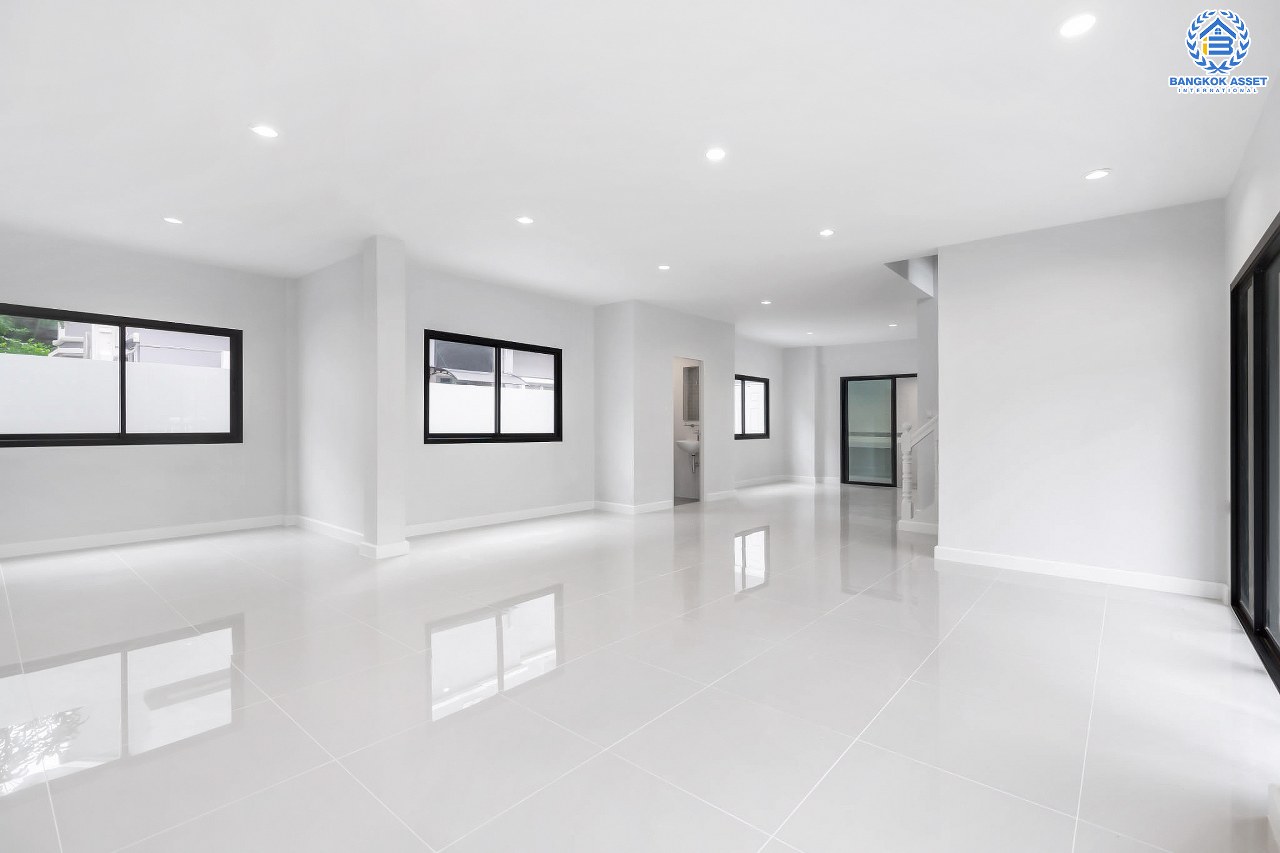 บ้านมือสองตกแต่งใหม่ ม.คุณาลัย บางใหญ่-เซ็นทรัลเวสต์เกต พร้อมทุกการเข้าอยู่ เนื้อที่ 52.6 ตร.ว. ฟังก์ชั่น 3 ห้องนอน 2 ห้องน้ำ สามารถจอดรถได้ 4 คัน บนทำเลเดินทางสะดวก ติดถนนใหญ่ ใกล้รถไฟฟ้า "สถานีคลองบางไผ่"