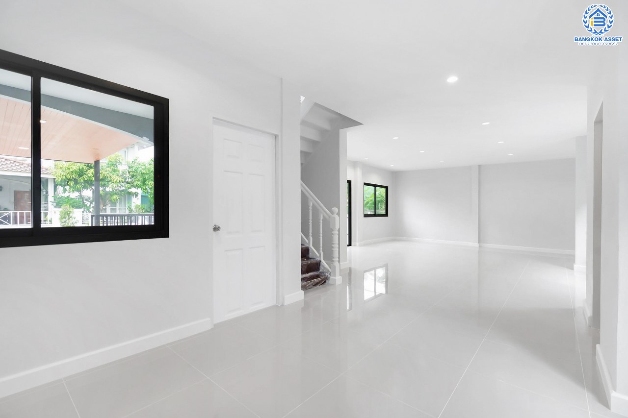 บ้านมือสองตกแต่งใหม่ ม.คุณาลัย บางใหญ่-เซ็นทรัลเวสต์เกต พร้อมทุกการเข้าอยู่ เนื้อที่ 52.6 ตร.ว. ฟังก์ชั่น 3 ห้องนอน 2 ห้องน้ำ สามารถจอดรถได้ 4 คัน บนทำเลเดินทางสะดวก ติดถนนใหญ่ ใกล้รถไฟฟ้า "สถานีคลองบางไผ่"