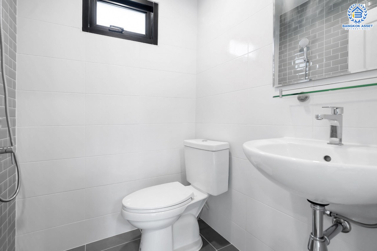 บ้านมือสองตกแต่งใหม่ ม.คุณาลัย บางใหญ่-เซ็นทรัลเวสต์เกต พร้อมทุกการเข้าอยู่ เนื้อที่ 52.6 ตร.ว. ฟังก์ชั่น 3 ห้องนอน 2 ห้องน้ำ สามารถจอดรถได้ 4 คัน บนทำเลเดินทางสะดวก ติดถนนใหญ่ ใกล้รถไฟฟ้า "สถานีคลองบางไผ่"