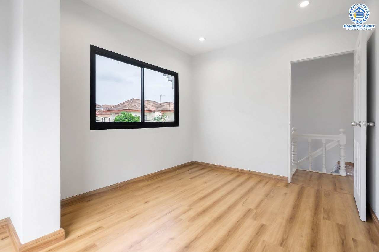 บ้านมือสองตกแต่งใหม่ ม.คุณาลัย บางใหญ่-เซ็นทรัลเวสต์เกต พร้อมทุกการเข้าอยู่ เนื้อที่ 52.6 ตร.ว. ฟังก์ชั่น 3 ห้องนอน 2 ห้องน้ำ สามารถจอดรถได้ 4 คัน บนทำเลเดินทางสะดวก ติดถนนใหญ่ ใกล้รถไฟฟ้า "สถานีคลองบางไผ่"