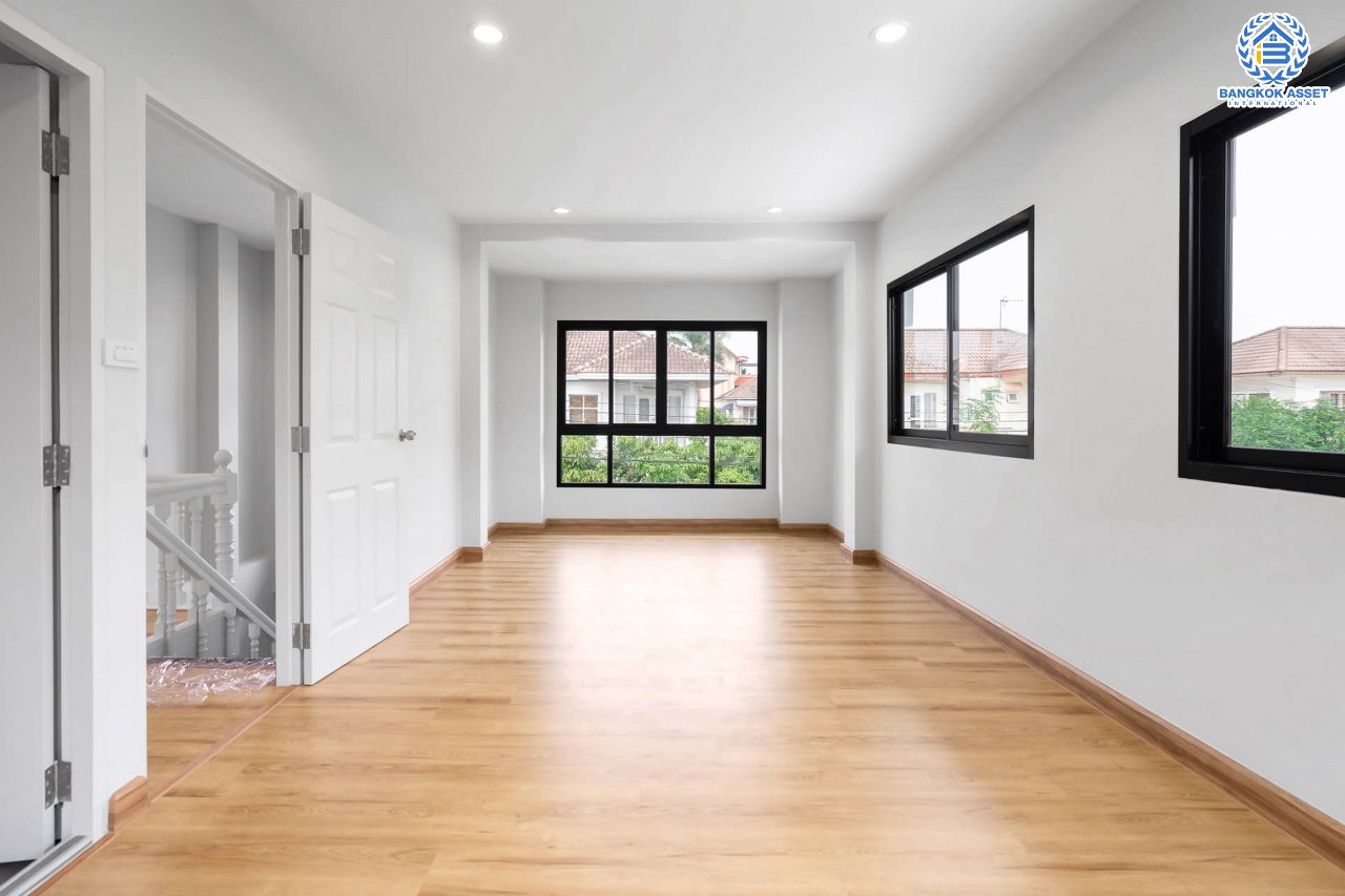 บ้านมือสองตกแต่งใหม่ ม.คุณาลัย บางใหญ่-เซ็นทรัลเวสต์เกต พร้อมทุกการเข้าอยู่ เนื้อที่ 52.6 ตร.ว. ฟังก์ชั่น 3 ห้องนอน 2 ห้องน้ำ สามารถจอดรถได้ 4 คัน บนทำเลเดินทางสะดวก ติดถนนใหญ่ ใกล้รถไฟฟ้า "สถานีคลองบางไผ่"