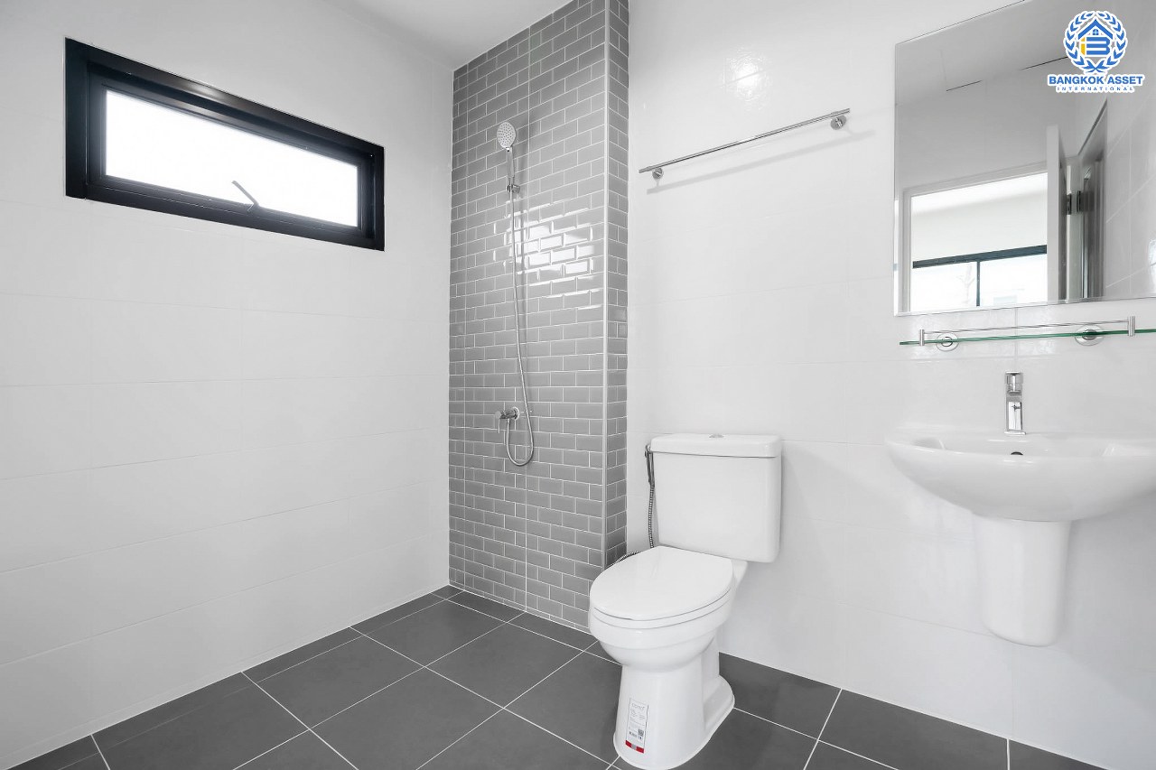 บ้านมือสองตกแต่งใหม่ ม.คุณาลัย บางใหญ่-เซ็นทรัลเวสต์เกต พร้อมทุกการเข้าอยู่ เนื้อที่ 52.6 ตร.ว. ฟังก์ชั่น 3 ห้องนอน 2 ห้องน้ำ สามารถจอดรถได้ 4 คัน บนทำเลเดินทางสะดวก ติดถนนใหญ่ ใกล้รถไฟฟ้า "สถานีคลองบางไผ่"