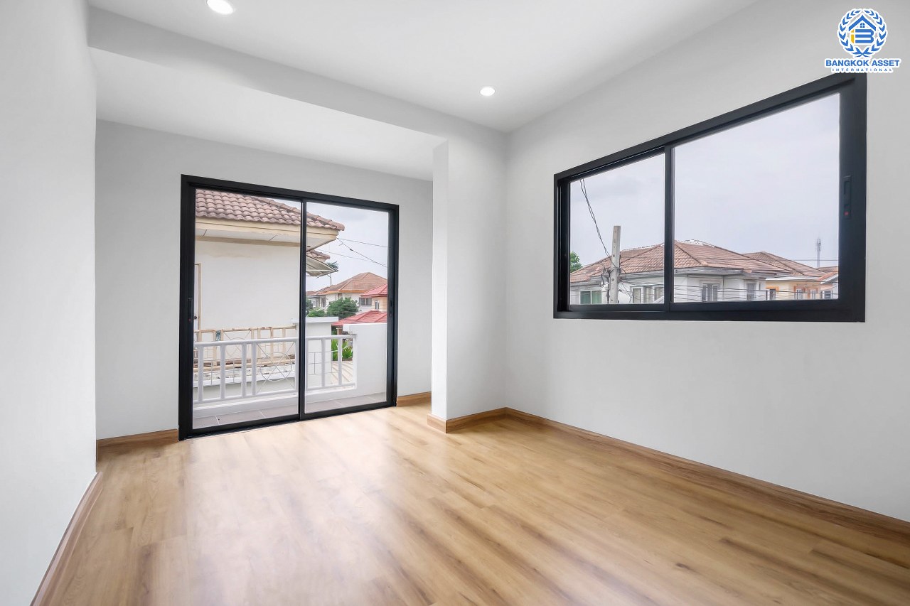 บ้านมือสองตกแต่งใหม่ ม.คุณาลัย บางใหญ่-เซ็นทรัลเวสต์เกต พร้อมทุกการเข้าอยู่ เนื้อที่ 52.6 ตร.ว. ฟังก์ชั่น 3 ห้องนอน 2 ห้องน้ำ สามารถจอดรถได้ 4 คัน บนทำเลเดินทางสะดวก ติดถนนใหญ่ ใกล้รถไฟฟ้า "สถานีคลองบางไผ่"