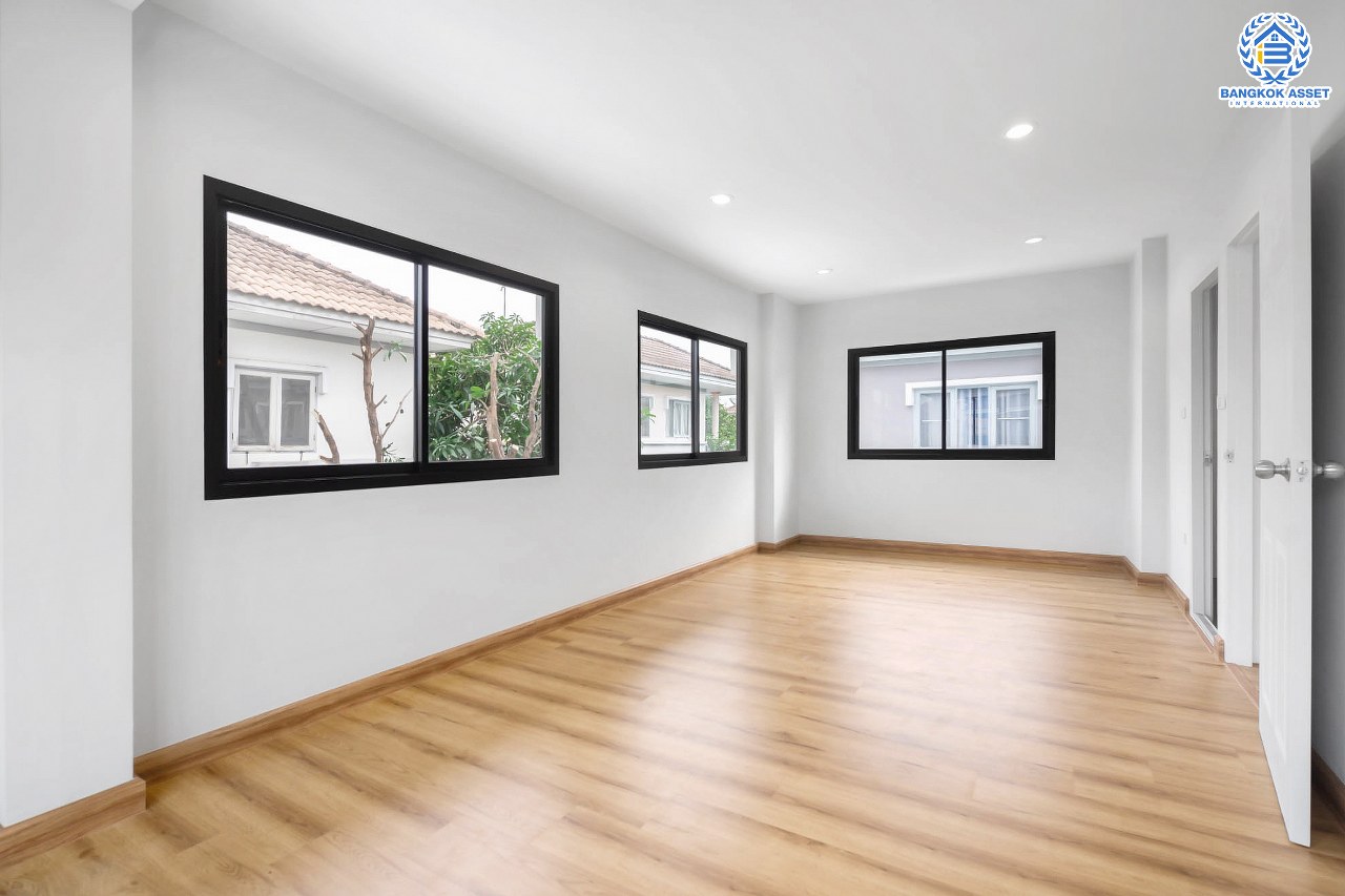 บ้านมือสองตกแต่งใหม่ ม.คุณาลัย บางใหญ่-เซ็นทรัลเวสต์เกต พร้อมทุกการเข้าอยู่ เนื้อที่ 52.6 ตร.ว. ฟังก์ชั่น 3 ห้องนอน 2 ห้องน้ำ สามารถจอดรถได้ 4 คัน บนทำเลเดินทางสะดวก ติดถนนใหญ่ ใกล้รถไฟฟ้า "สถานีคลองบางไผ่"