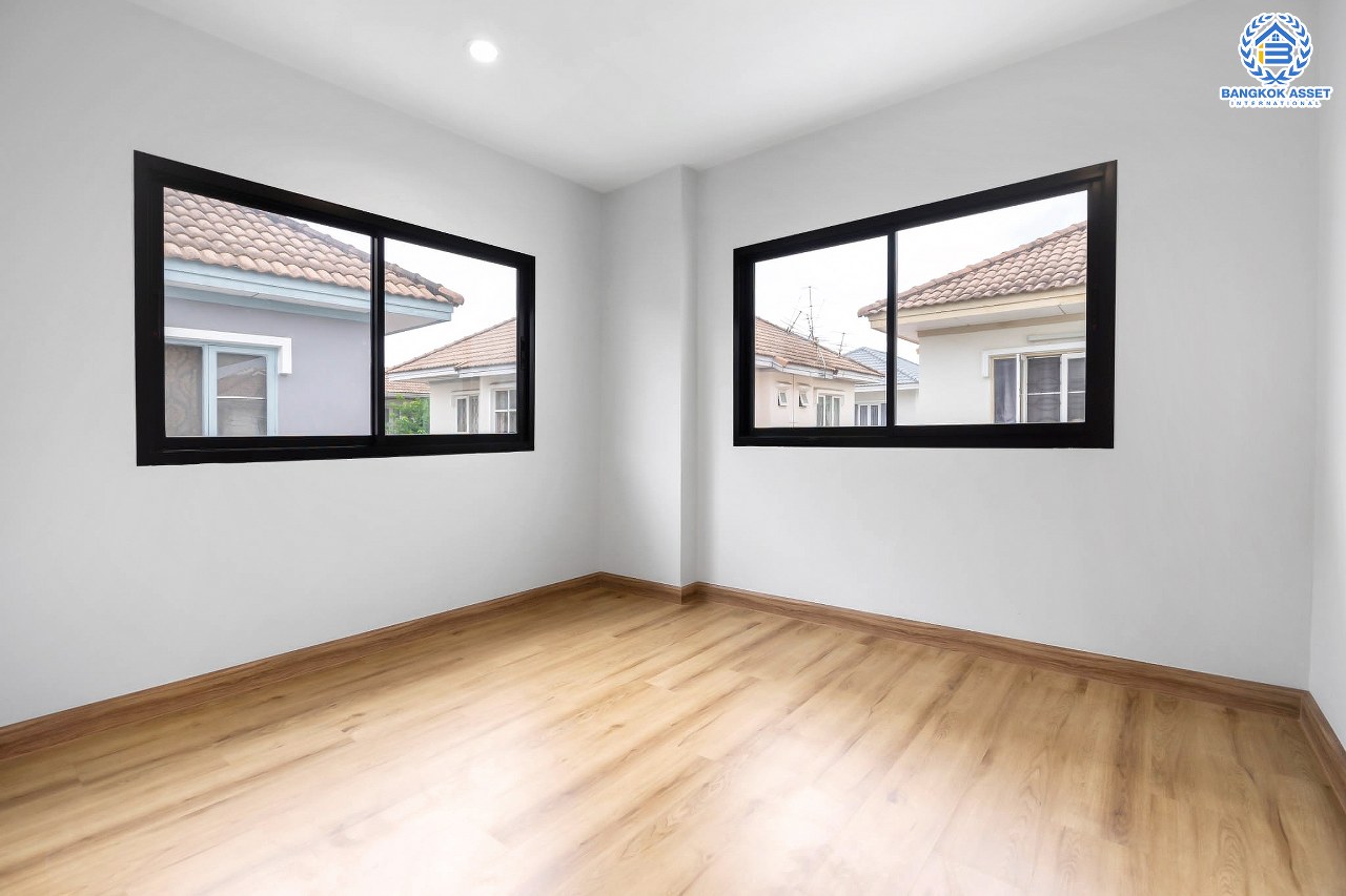 บ้านมือสองตกแต่งใหม่ ม.คุณาลัย บางใหญ่-เซ็นทรัลเวสต์เกต พร้อมทุกการเข้าอยู่ เนื้อที่ 52.6 ตร.ว. ฟังก์ชั่น 3 ห้องนอน 2 ห้องน้ำ สามารถจอดรถได้ 4 คัน บนทำเลเดินทางสะดวก ติดถนนใหญ่ ใกล้รถไฟฟ้า "สถานีคลองบางไผ่"