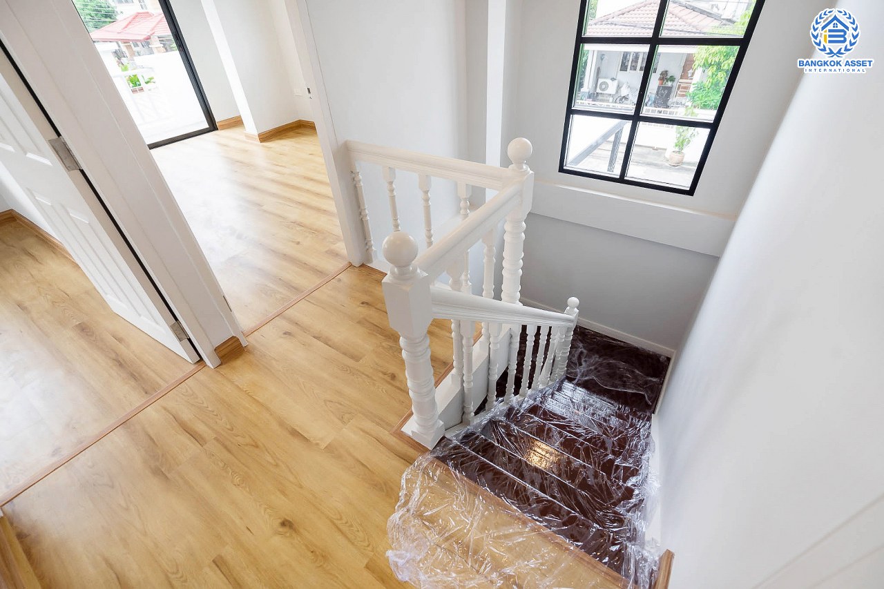 บ้านมือสองตกแต่งใหม่ ม.คุณาลัย บางใหญ่-เซ็นทรัลเวสต์เกต พร้อมทุกการเข้าอยู่ เนื้อที่ 52.6 ตร.ว. ฟังก์ชั่น 3 ห้องนอน 2 ห้องน้ำ สามารถจอดรถได้ 4 คัน บนทำเลเดินทางสะดวก ติดถนนใหญ่ ใกล้รถไฟฟ้า "สถานีคลองบางไผ่"