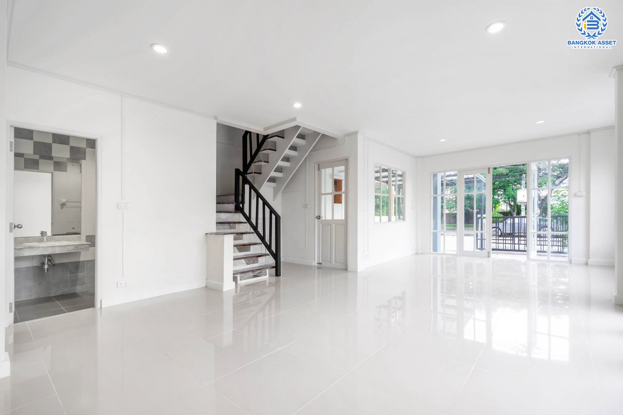 บ้านมือสองตกแต่งใหม่ ม.บุศรินทร์ วงแหวน (บ้านกล้วย-ไทรน้อย) #หลังมุม โซนที่ดีที่สุดในโครงการ! วิวหน้าสวนและติดพื้นที่ส่วนกลาง เนื้อที่ 40.1 ตร.ว. คุณภาพแบรนด์ L&H ฟังก์ชั่นครบ 3 ห้องนอน 2 ห้องน้ำ 2 ที่จอดรถ ตอบโจทย์ทุกการอยู่อาศัย บนทำเลคุณภาพ! ใกล้เซ็นทรัลเวสต์เกต และ เพียง 10 นาทีถึงรถไฟฟ้า "สถานีคลองบางไผ่"...