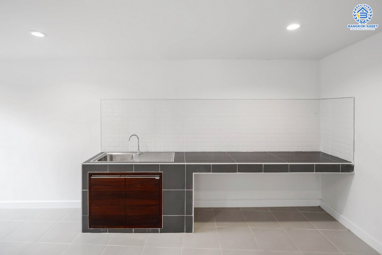 บ้านมือสองตกแต่งใหม่ ม.บุศรินทร์ วงแหวน (บ้านกล้วย-ไทรน้อย) #หลังมุม โซนที่ดีที่สุดในโครงการ! วิวหน้าสวนและติดพื้นที่ส่วนกลาง เนื้อที่ 40.1 ตร.ว. คุณภาพแบรนด์ L&H ฟังก์ชั่นครบ 3 ห้องนอน 2 ห้องน้ำ 2 ที่จอดรถ ตอบโจทย์ทุกการอยู่อาศัย บนทำเลคุณภาพ! ใกล้เซ็นทรัลเวสต์เกต และ เพียง 10 นาทีถึงรถไฟฟ้า "สถานีคลองบางไผ่"...