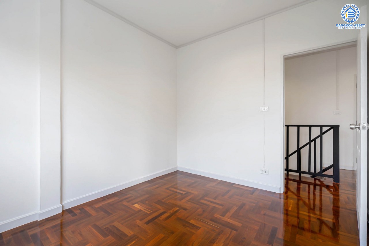 บ้านมือสองตกแต่งใหม่ ม.บุศรินทร์ วงแหวน (บ้านกล้วย-ไทรน้อย) #หลังมุม โซนที่ดีที่สุดในโครงการ! วิวหน้าสวนและติดพื้นที่ส่วนกลาง เนื้อที่ 40.1 ตร.ว. คุณภาพแบรนด์ L&H ฟังก์ชั่นครบ 3 ห้องนอน 2 ห้องน้ำ 2 ที่จอดรถ ตอบโจทย์ทุกการอยู่อาศัย บนทำเลคุณภาพ! ใกล้เซ็นทรัลเวสต์เกต และ เพียง 10 นาทีถึงรถไฟฟ้า "สถานีคลองบางไผ่"...