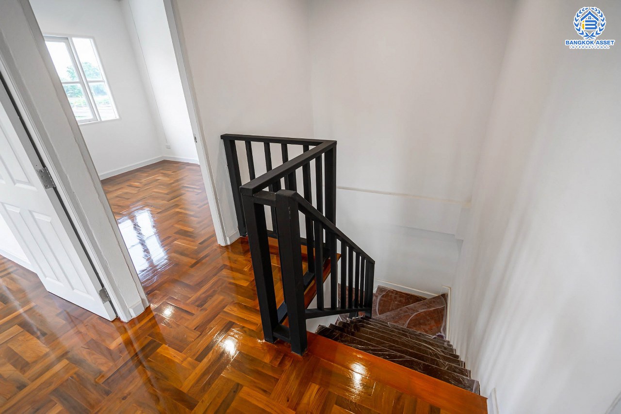 บ้านมือสองตกแต่งใหม่ ม.บุศรินทร์ วงแหวน (บ้านกล้วย-ไทรน้อย) #หลังมุม โซนที่ดีที่สุดในโครงการ! วิวหน้าสวนและติดพื้นที่ส่วนกลาง เนื้อที่ 40.1 ตร.ว. คุณภาพแบรนด์ L&H ฟังก์ชั่นครบ 3 ห้องนอน 2 ห้องน้ำ 2 ที่จอดรถ ตอบโจทย์ทุกการอยู่อาศัย บนทำเลคุณภาพ! ใกล้เซ็นทรัลเวสต์เกต และ เพียง 10 นาทีถึงรถไฟฟ้า "สถานีคลองบางไผ่"...