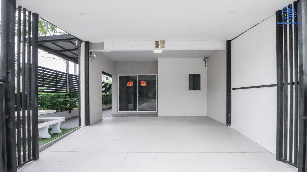 ทาวน์โฮมมือสอง ห้องมุม! ถนนเมน หน้าบ้านไม่ชนใคร  ม.ซิตี้เซ้นส์ เพชรเกษม69 เนื้อที่ 25.40 ตร.ว. โดดเด่นเฉพาะตัวด้วยฟังก์ชั่นภายในที่ถูกออกแบบให้รองรับการใช้งานสำหรับคนสมัยใหม่ 2 นอน 2 น้ำ แถมเครื่องปรับอากาศ 3 เครื่อง ต่อเติมเต็มพร้อมอยู่ บนทำเลเชื่อมต่อทุกการเดินทาง เพียง 10 นาทีถึง The Mall บางแค...