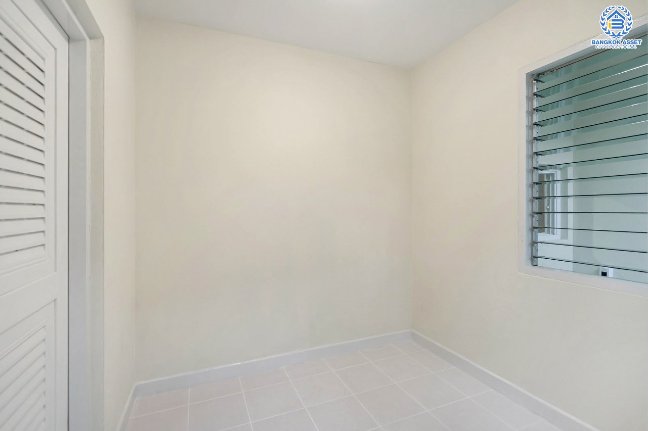 บ้านมือสองตกแต่งใหม่ หลังใหญ่พิเศษ! เนื้อที่ 115.2 ตร.ว. คุณภาพ LH ม.มัณฑนา ปิ่นเกล้า-กาญจนาภิเษก (ซ.วัดพระเงิน) ฟังก์ชั่นจัดเต็ม 3 ห้องนอน 1 ห้องแม่บ้าน 4 ห้องน้ำ จอดรถได้ถึง 4 คัน มีพื้นที่สนามหญ้ากว้างถึง 200 ตร.ม. เดินทางสะดวกสบาย บนทำเลติดถนนใหญ่ ใกล้เซ็นทรัลเวสต์เกต รถไฟฟ้าสายสีม่วง "สถานีตลาดบางใหญ่" และทางด่วนศรีรัช!...