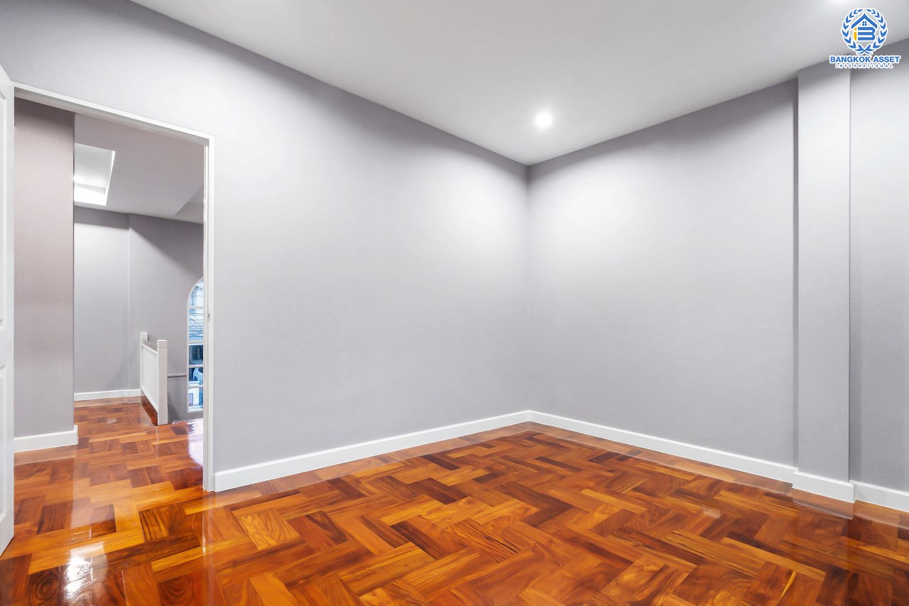 บ้านมือสองตกแต่งใหม่ หลังใหญ่พิเศษ! เนื้อที่ 115.2 ตร.ว. คุณภาพ LH ม.มัณฑนา ปิ่นเกล้า-กาญจนาภิเษก (ซ.วัดพระเงิน) ฟังก์ชั่นจัดเต็ม 3 ห้องนอน 1 ห้องแม่บ้าน 4 ห้องน้ำ จอดรถได้ถึง 4 คัน มีพื้นที่สนามหญ้ากว้างถึง 200 ตร.ม. เดินทางสะดวกสบาย บนทำเลติดถนนใหญ่ ใกล้เซ็นทรัลเวสต์เกต รถไฟฟ้าสายสีม่วง "สถานีตลาดบางใหญ่" และทางด่วนศรีรัช!...