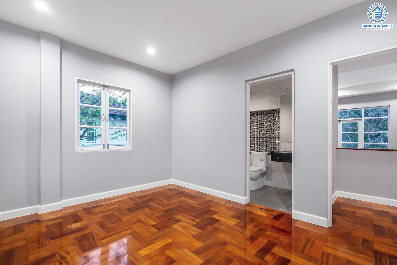 บ้านมือสองตกแต่งใหม่ หลังใหญ่พิเศษ! เนื้อที่ 115.2 ตร.ว. คุณภาพ LH ม.มัณฑนา ปิ่นเกล้า-กาญจนาภิเษก (ซ.วัดพระเงิน) ฟังก์ชั่นจัดเต็ม 3 ห้องนอน 1 ห้องแม่บ้าน 4 ห้องน้ำ จอดรถได้ถึง 4 คัน มีพื้นที่สนามหญ้ากว้างถึง 200 ตร.ม. เดินทางสะดวกสบาย บนทำเลติดถนนใหญ่ ใกล้เซ็นทรัลเวสต์เกต รถไฟฟ้าสายสีม่วง "สถานีตลาดบางใหญ่" และทางด่วนศรีรัช!...