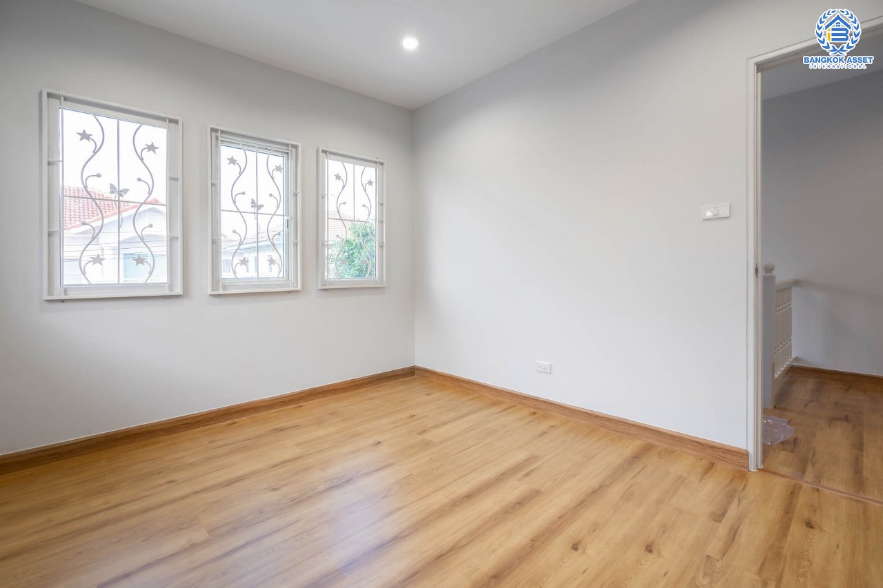 บ้านมือสองตกแต่งใหม่ หลังใหญ่ #แปลงมุม เนื้อที่ 59.8 ตร.ว. ม.ภัสสร14 บางใหญ่-กาญจนาฯ (ซ.กันตนา) ดีไซน์สวย พื้นที่สนามหญ้ากว้าง รองรับทุกกิจกรรมความสุข ฟังก์ชั่น 3 ห้องนอน 2 ห้องน้ำ 2 ที่จอดรถ บนทำเลศักยภาพ ใกล้เซ็นทรัลเวสต์เกต และเพียง 10 นาทีถึงจุดขึ้นทางด่วน "ศรีรัช"...