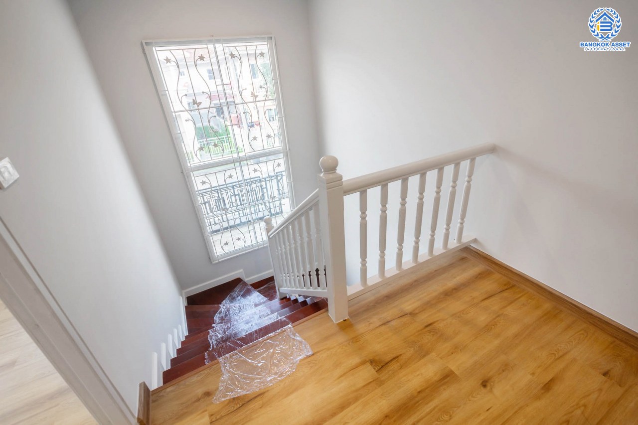 บ้านมือสองตกแต่งใหม่ หลังใหญ่ #แปลงมุม เนื้อที่ 59.8 ตร.ว. ม.ภัสสร14 บางใหญ่-กาญจนาฯ (ซ.กันตนา) ดีไซน์สวย พื้นที่สนามหญ้ากว้าง รองรับทุกกิจกรรมความสุข ฟังก์ชั่น 3 ห้องนอน 2 ห้องน้ำ 2 ที่จอดรถ บนทำเลศักยภาพ ใกล้เซ็นทรัลเวสต์เกต และเพียง 10 นาทีถึงจุดขึ้นทางด่วน "ศรีรัช"...