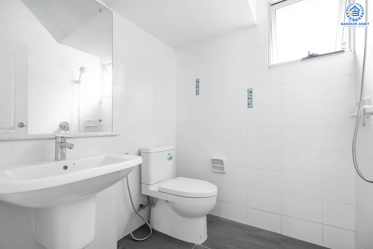 บ้านมือสองตกแต่งใหม่ คุณภาพแบรนด์ LH ม.ชัยพฤกษ์ ราชพฤกษ์-แจ้งวัฒนะ หลังใหญ่ #แปลงมุม เนื้อที่ 73.5 ตร.ว. ฟังก์ชั่น 4 ห้องนอน(มีห้องกระจกชั้นล่าง) 3 ห้องน้ำ 2 ที่จอดรถ ภายในตกแต่งหรูหรา บนทำเลศักยภาพติดถนนราชพฤกษ์ เชื่อมสู่แจ้งวัฒนะได้อย่างรวดเร็ว และเพียง 10 นาทีถึงรถไฟฟ้า "สถานีบางรักใหญ่"