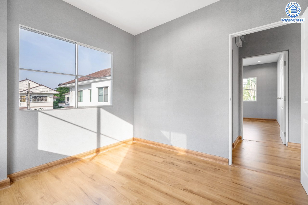 บ้านมือสองตกแต่งใหม่ คุณภาพแบรนด์ LH ม.ชัยพฤกษ์ ราชพฤกษ์-แจ้งวัฒนะ หลังใหญ่ #แปลงมุม เนื้อที่ 73.5 ตร.ว. ฟังก์ชั่น 4 ห้องนอน(มีห้องกระจกชั้นล่าง) 3 ห้องน้ำ 2 ที่จอดรถ ภายในตกแต่งหรูหรา บนทำเลศักยภาพติดถนนราชพฤกษ์ เชื่อมสู่แจ้งวัฒนะได้อย่างรวดเร็ว และเพียง 10 นาทีถึงรถไฟฟ้า "สถานีบางรักใหญ่"