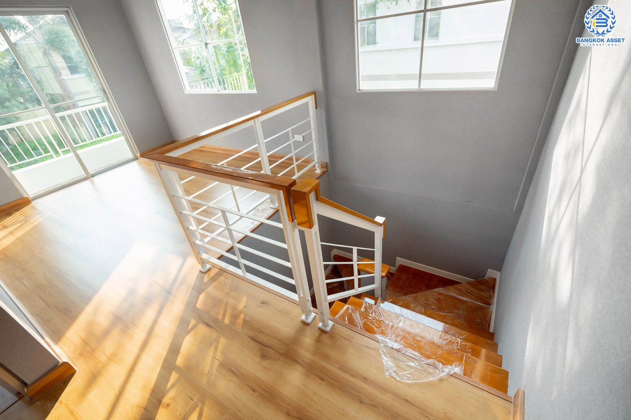 บ้านมือสองตกแต่งใหม่ คุณภาพแบรนด์ LH ม.ชัยพฤกษ์ ราชพฤกษ์-แจ้งวัฒนะ หลังใหญ่ #แปลงมุม เนื้อที่ 73.5 ตร.ว. ฟังก์ชั่น 4 ห้องนอน(มีห้องกระจกชั้นล่าง) 3 ห้องน้ำ 2 ที่จอดรถ ภายในตกแต่งหรูหรา บนทำเลศักยภาพติดถนนราชพฤกษ์ เชื่อมสู่แจ้งวัฒนะได้อย่างรวดเร็ว และเพียง 10 นาทีถึงรถไฟฟ้า "สถานีบางรักใหญ่"