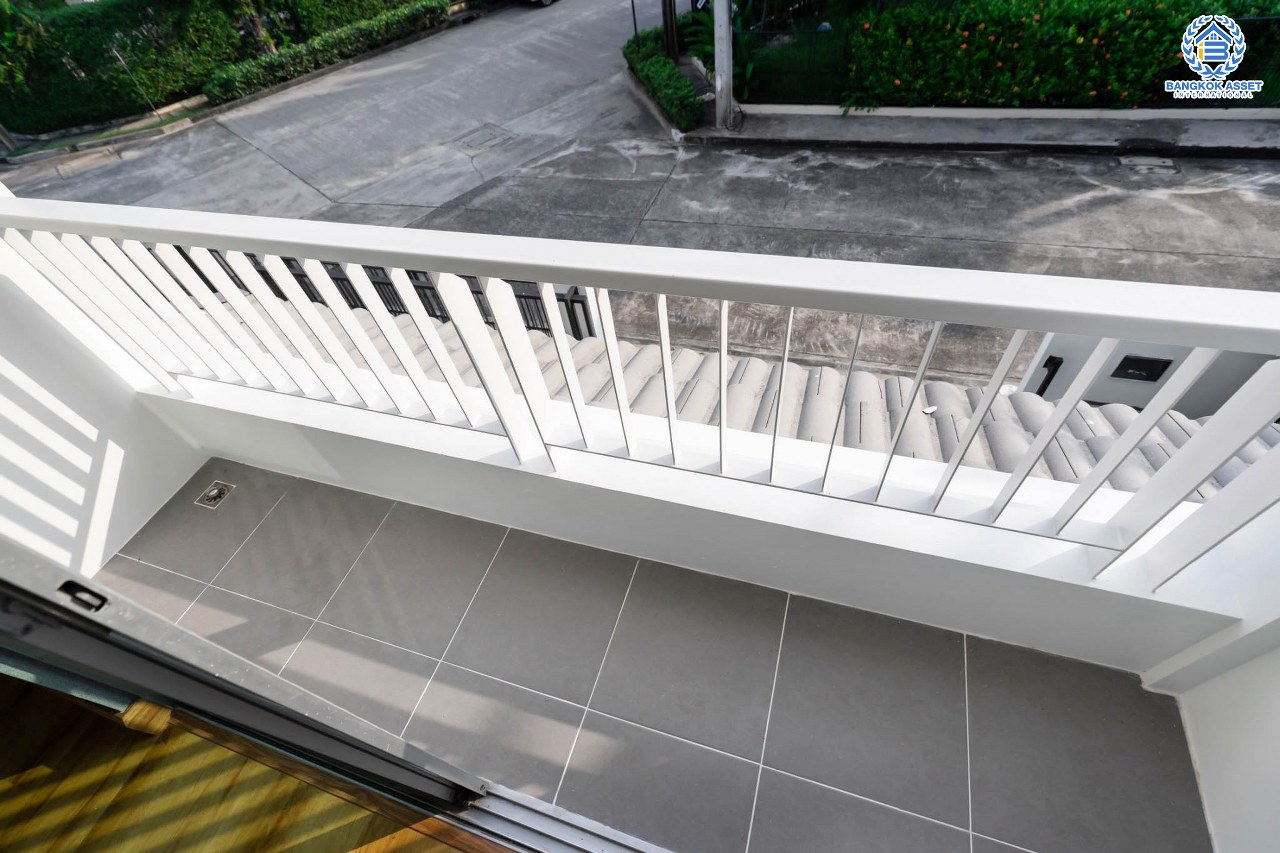 บ้านมือสองตกแต่งใหม่ คุณภาพแบรนด์ LH ม.ชัยพฤกษ์ ราชพฤกษ์-แจ้งวัฒนะ หลังใหญ่ #แปลงมุม เนื้อที่ 73.5 ตร.ว. ฟังก์ชั่น 4 ห้องนอน(มีห้องกระจกชั้นล่าง) 3 ห้องน้ำ 2 ที่จอดรถ ภายในตกแต่งหรูหรา บนทำเลศักยภาพติดถนนราชพฤกษ์ เชื่อมสู่แจ้งวัฒนะได้อย่างรวดเร็ว และเพียง 10 นาทีถึงรถไฟฟ้า "สถานีบางรักใหญ่"