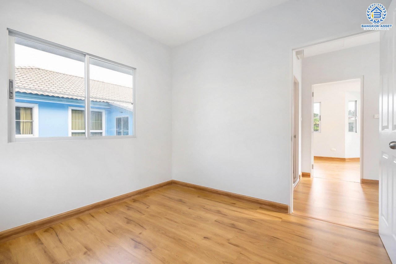 บ้านมือสองตกแต่งใหม่ ม.พฤกษ์ลดา1 บางใหญ่-เซ็นทรัลเวสต์เกต บ้านเดี่ยวคุณภาพ LH เนื้อที่ 50 ตร.ว. พร้อมฟังก์ชั่น 3 ห้องนอน 2 ห้องน้ำ 2 ที่จอดรถ เดินทางสะดวกสบาย บนเส้นทางสายหลัก "กาญจนาภิเษก" ใกล้เซ็นทรัลเวสต์เกต และเพียง 10 นาทีถึง รถไฟฟ้า "สถานีคลองบางไผ่"